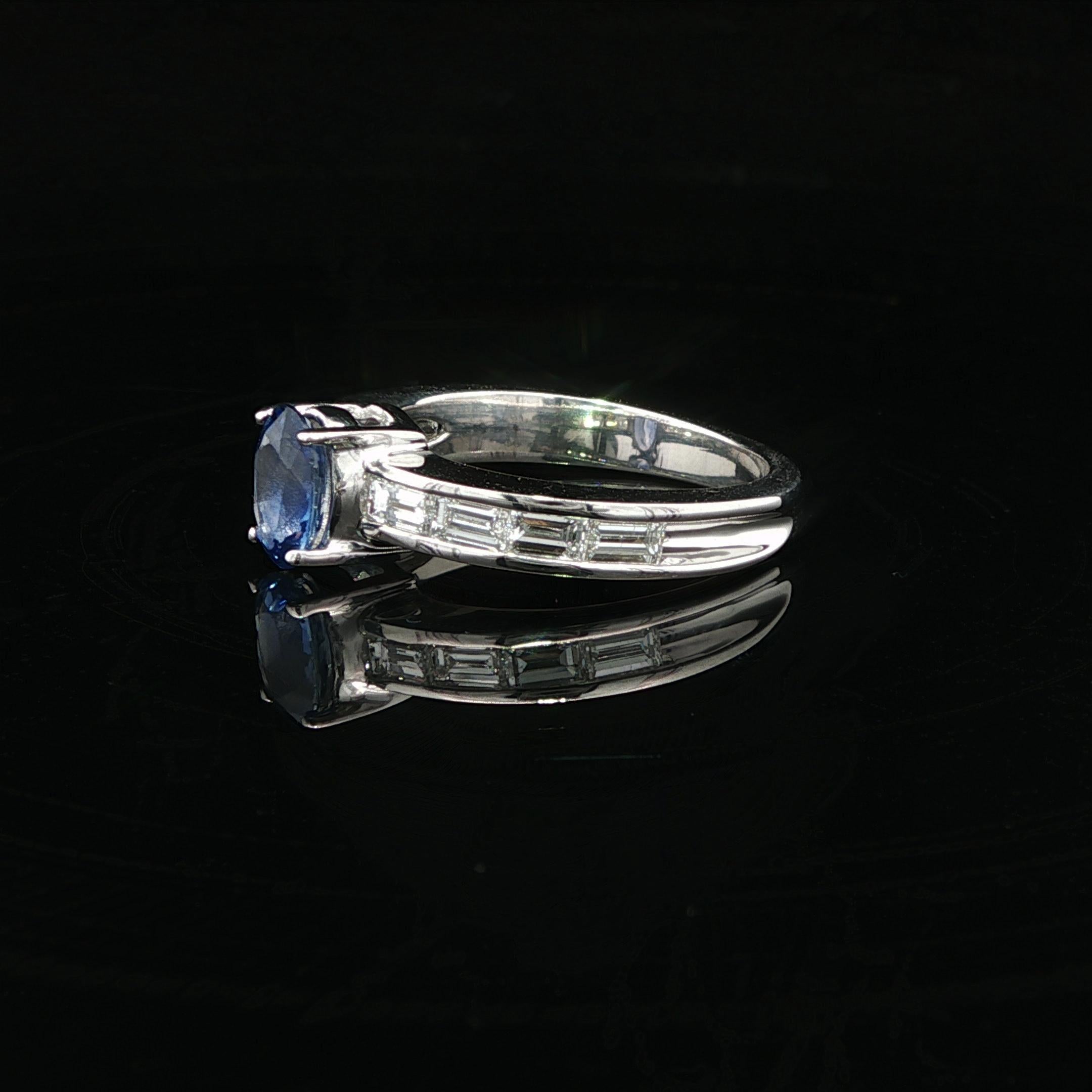 -A. Stone: -
(1) Zaffiro naturale autentico - taglio ovale - incastonato - colore blu medio gradevole - 7x4,9 mm - 1,0ct (circa)
(8) Diamanti naturali autentici - Taglio a baguette dritto - Incastonatura a canale - Colore G/H - Purezza VS1/VS2 -