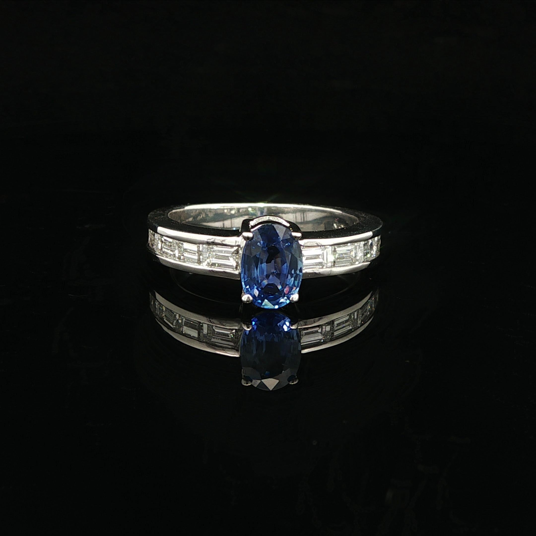 Anello in oro bianco 18 carati di alta qualità con zaffiro ovale da 1,80 carati e diamanti a forma di baguette In condizioni ottime in vendita a Montclair, NJ