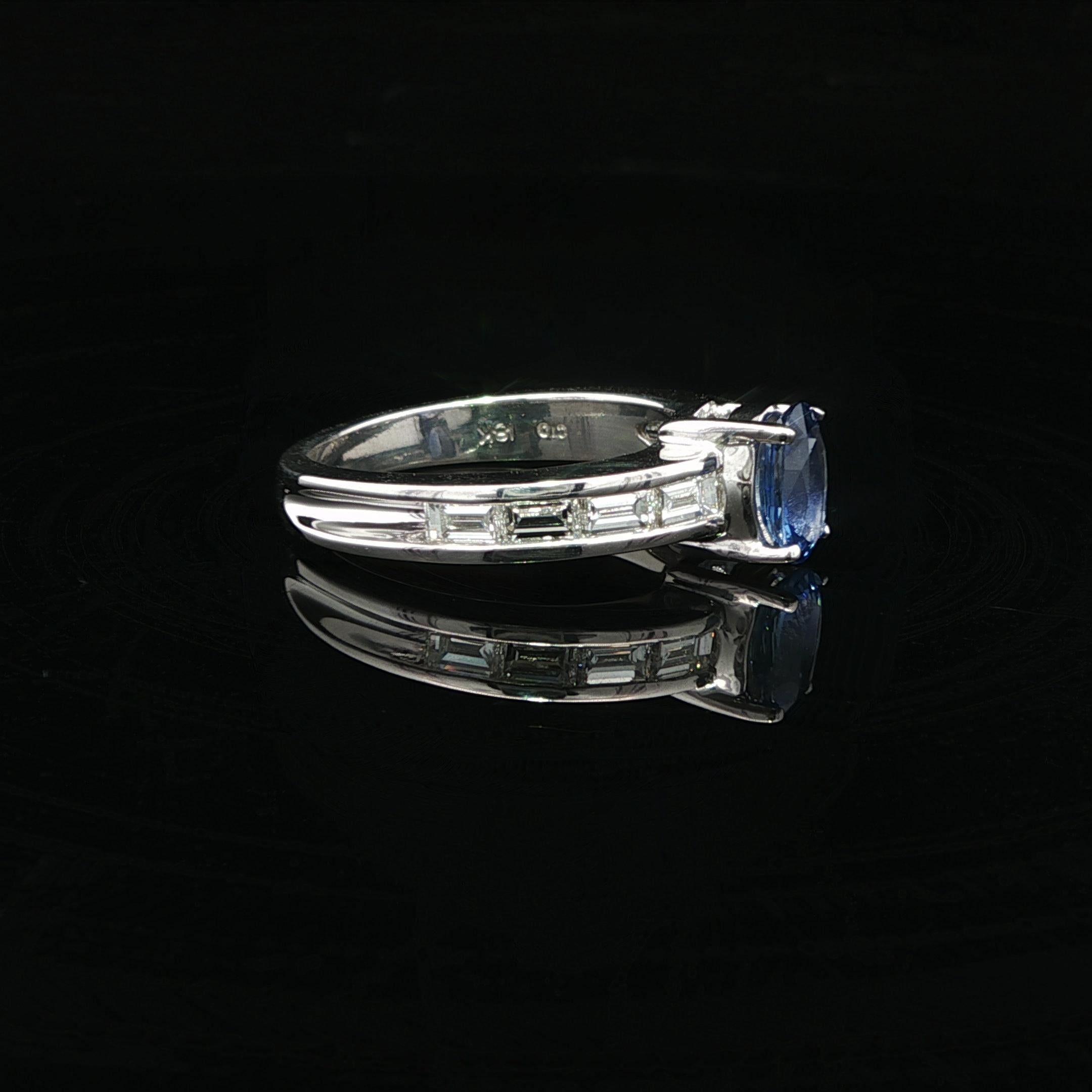 Anello in oro bianco 18 carati di alta qualità con zaffiro ovale da 1,80 carati e diamanti a forma di baguette in vendita 3
