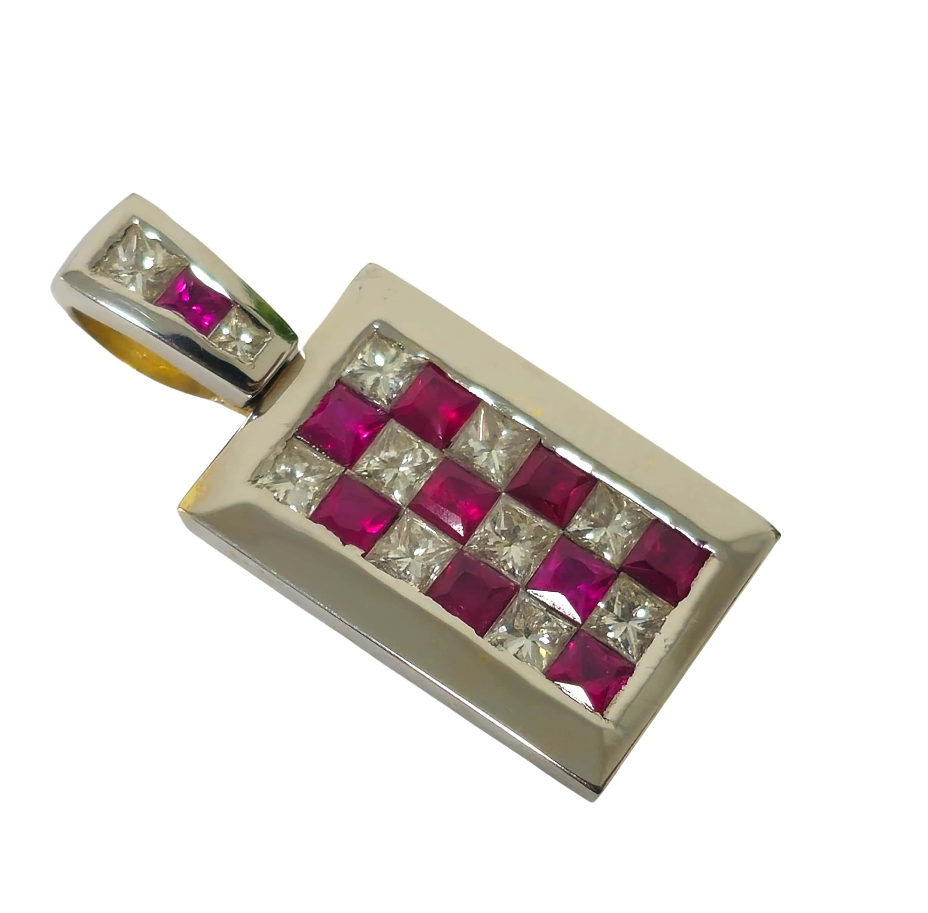 Eleva la tua eleganza con il nostro splendido ciondolo in oro bianco 18 carati, impreziosito da diamanti taglio Princess da 1,00 carati e da un brillante rubino Brilliante da 1,00 carati. Ogni gemma, compresi i diamanti VVS e i rubini di alta