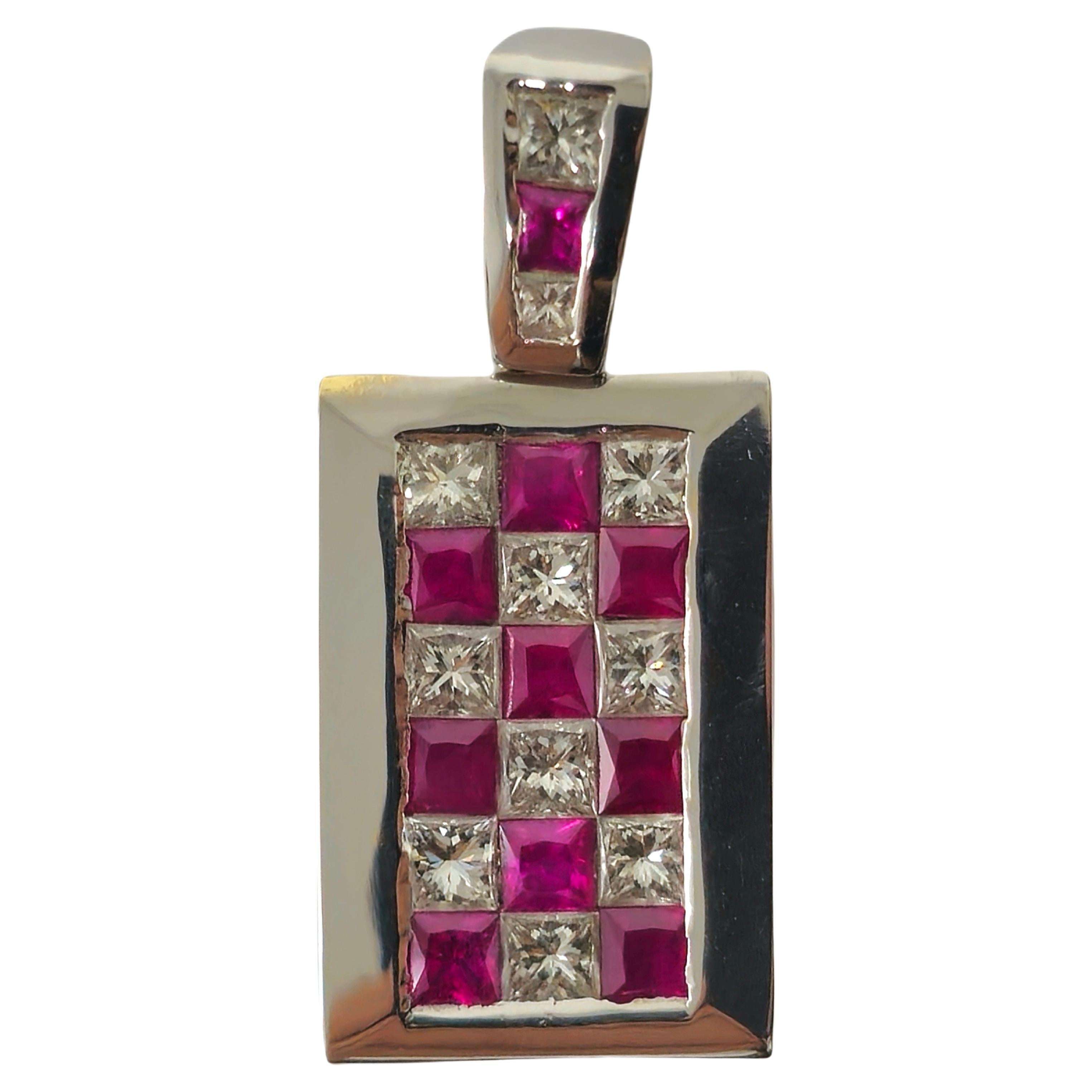 Pendentif de haute qualité en or blanc 18 carats, diamants et rubis VVS en vente