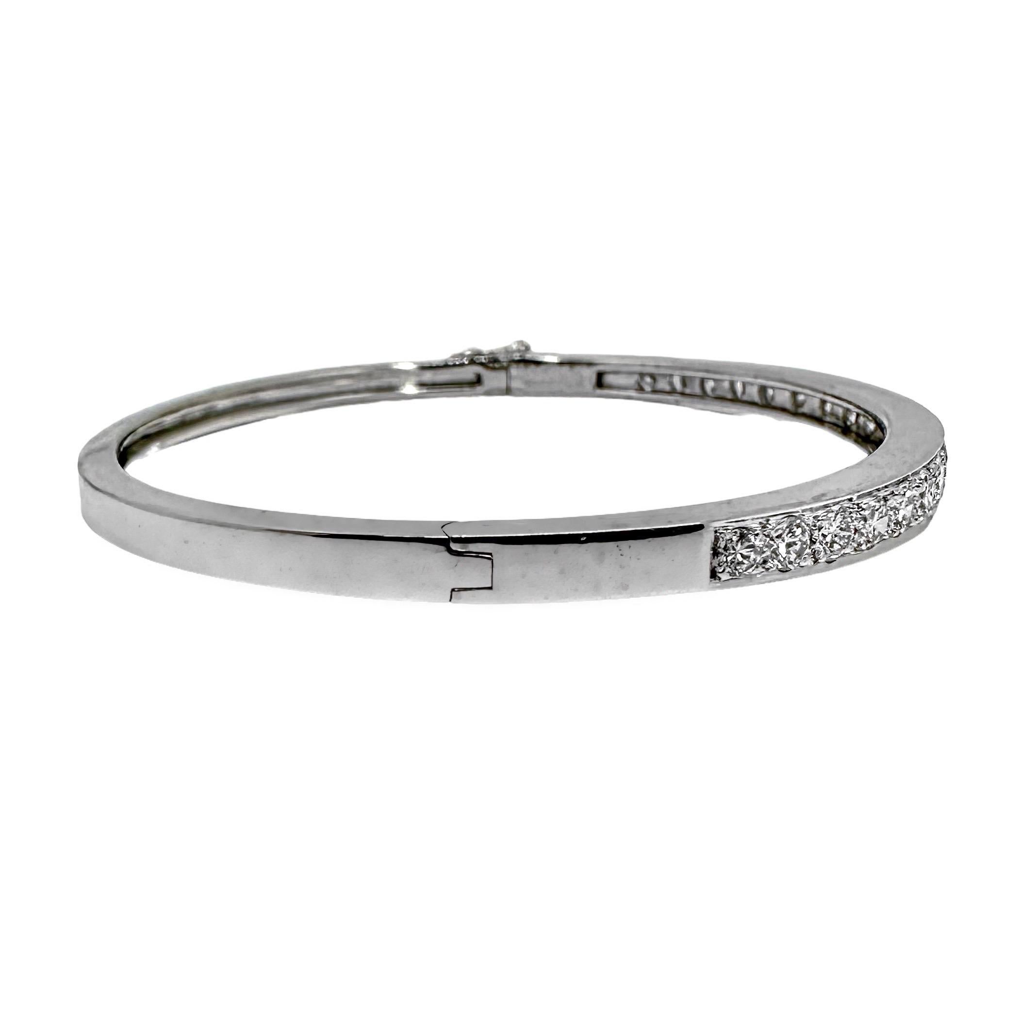 18K White Gold Hinged Bangle Bracelet with 2.20ct of Diamonds Across The Top In Good Condition In Palm Beach, FL