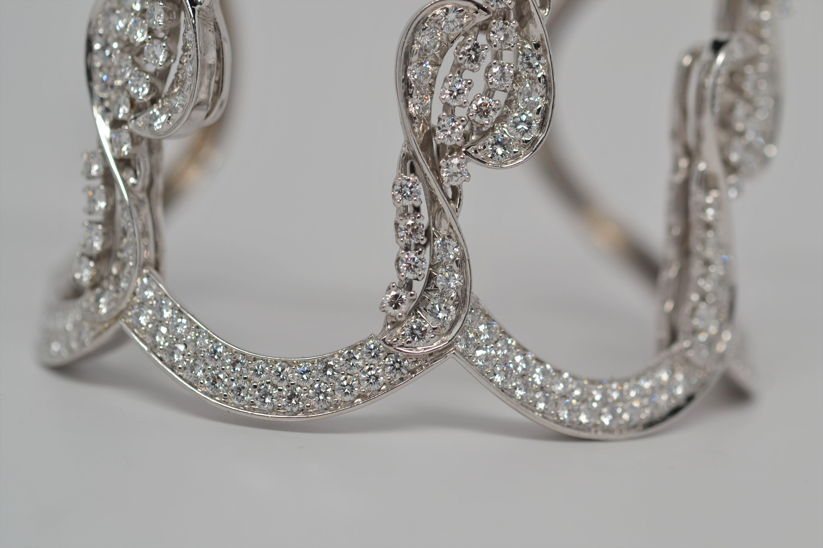 18k White Gold Hinged Cuff Bracelet with Round Cut Diamonds, 8.72 Carats In New Condition For Sale In New York, NY