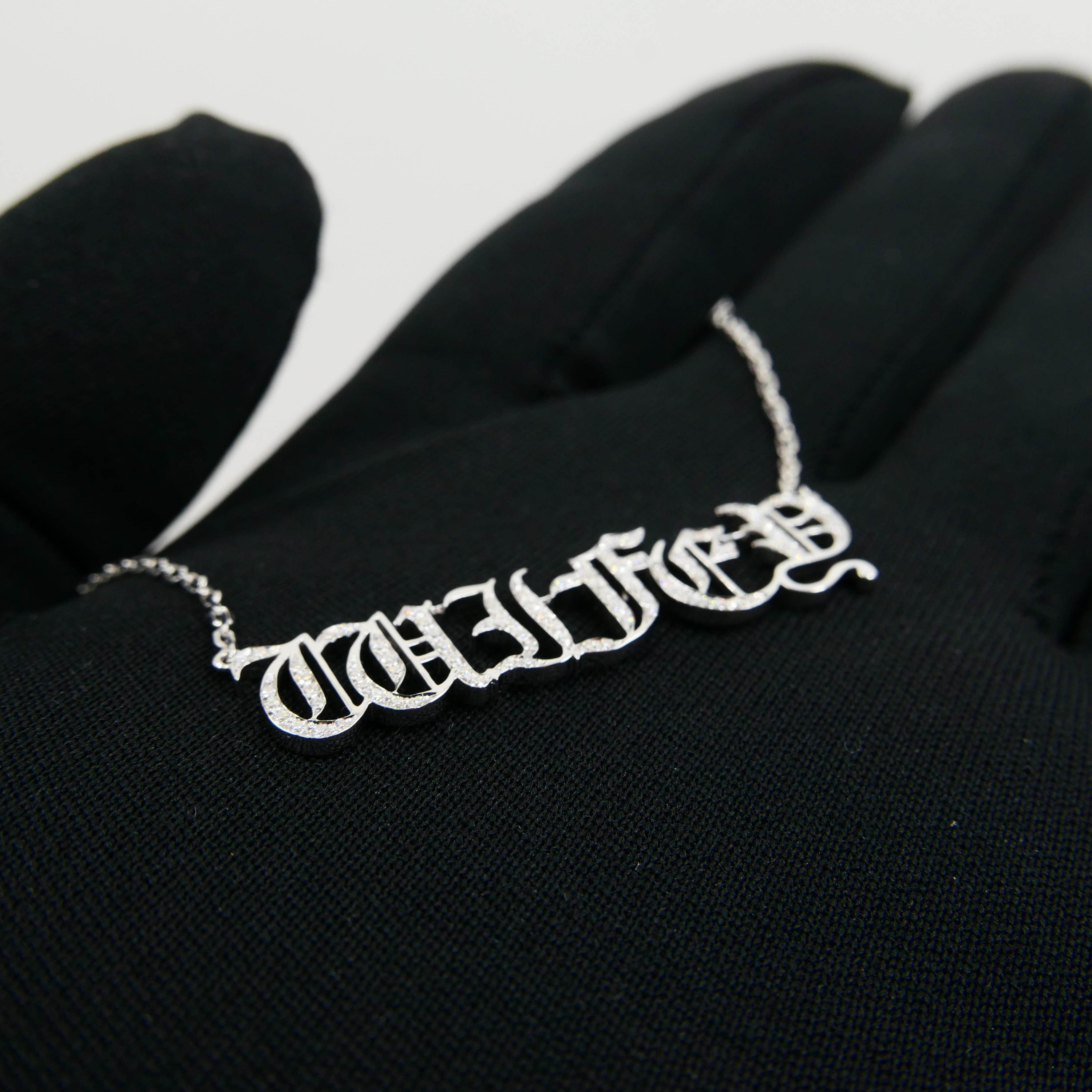 Colgante de diamantes Wifey de oro blanco de 18 quilates. 40mm x 10mm. Graffiti Gangster Fuente en venta 10