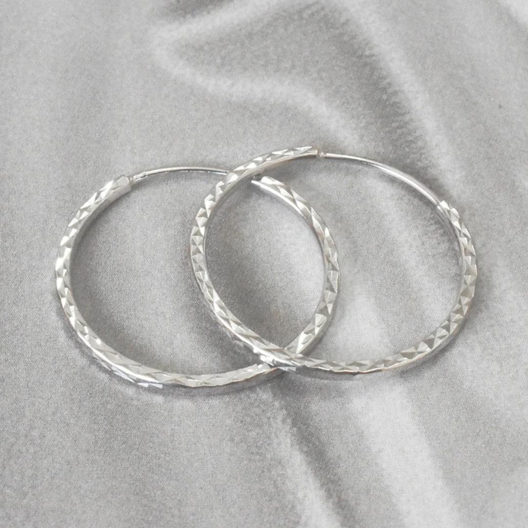 Moderne Boucles d'oreilles créoles légères en or blanc 18 carats texturé avec diamants en vente