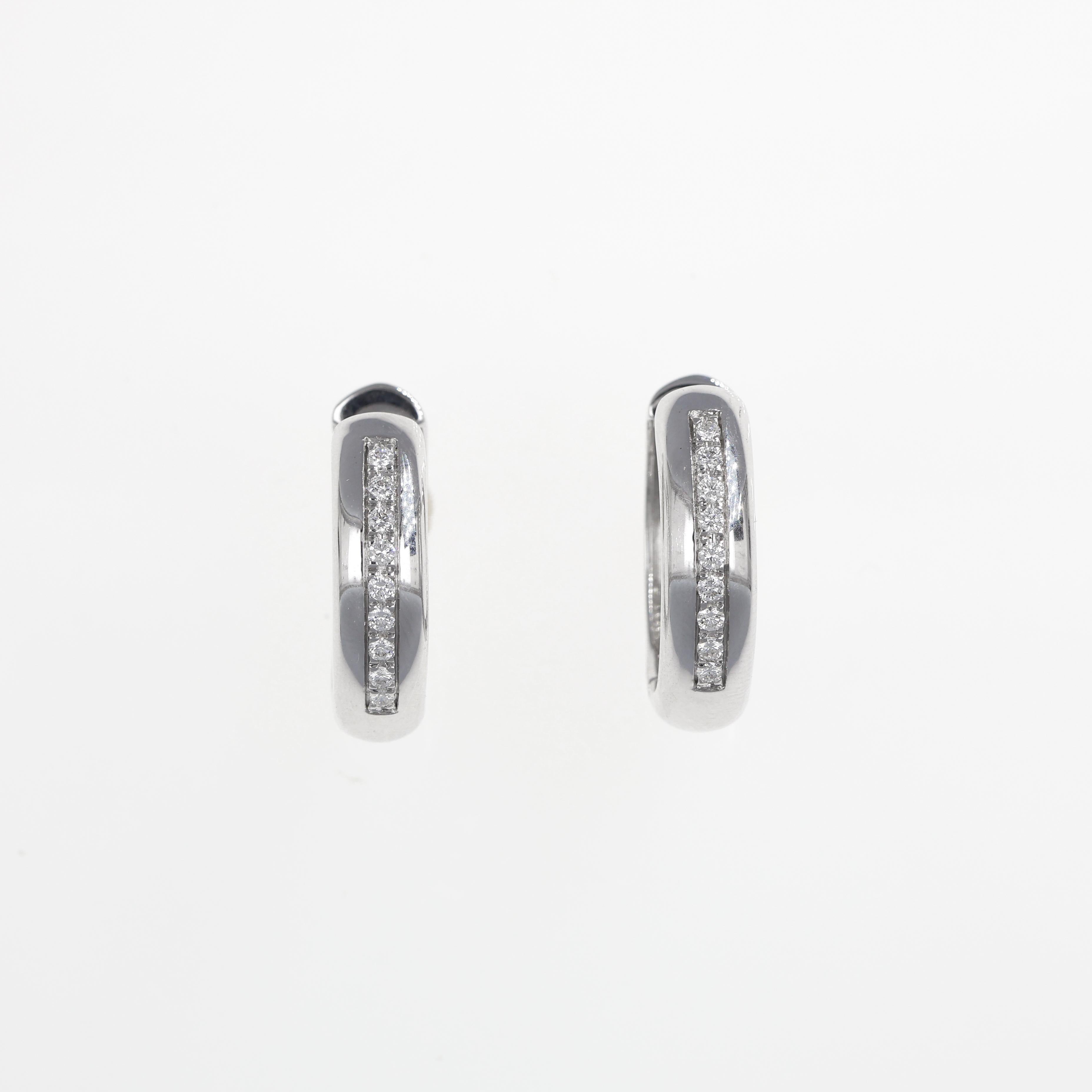 18K White Gold Hoop Earrings with Diamond Line In New Condition For Sale In Bergamo, BG