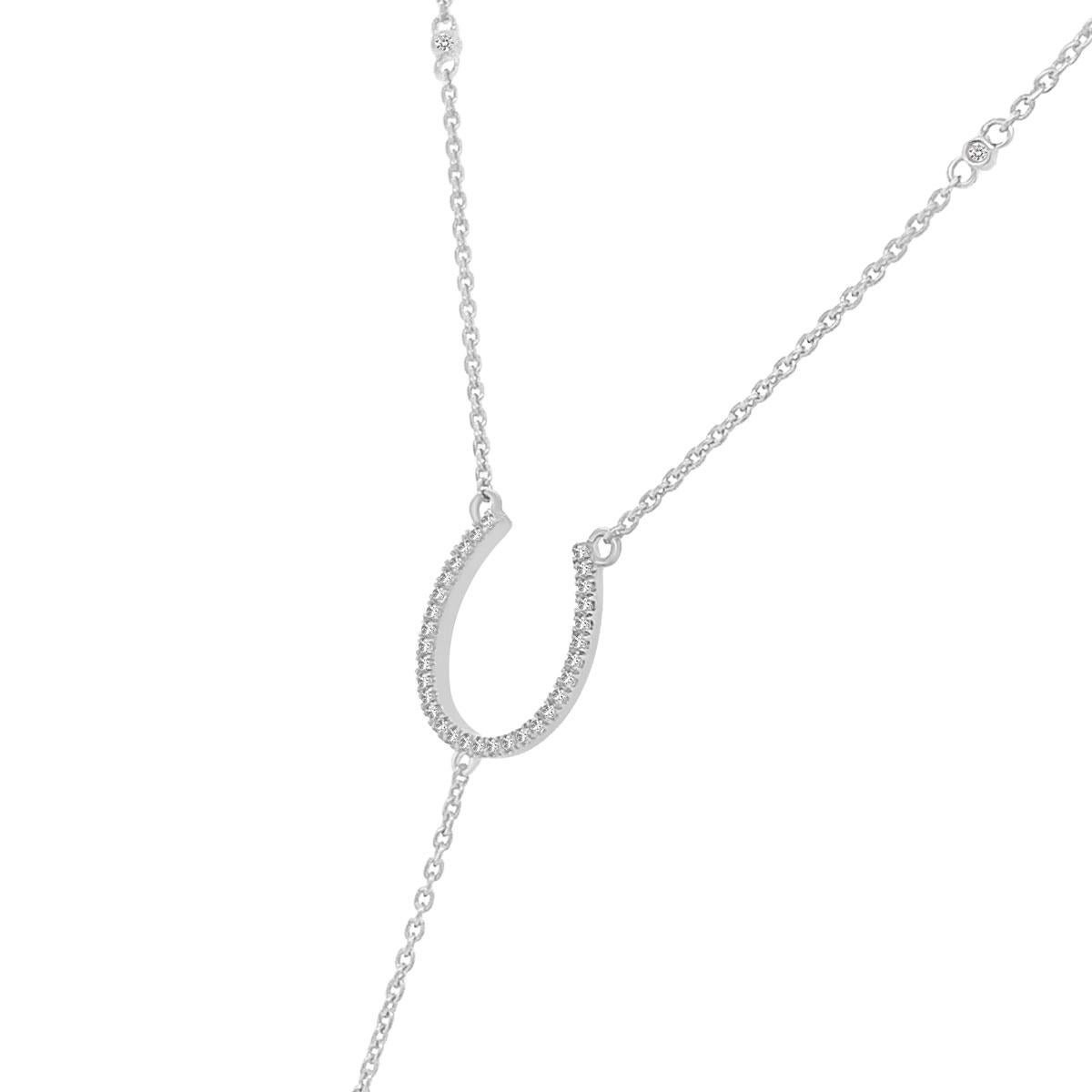 Ce collier est composé de quatre (4) diamants brillants répartis uniformément et sertis sur une chaîne délicate reliée au pendentif Fer à cheval. Une élégante goutte d'or y est suspendue, complétant ainsi un look époustouflant. Découvrez la