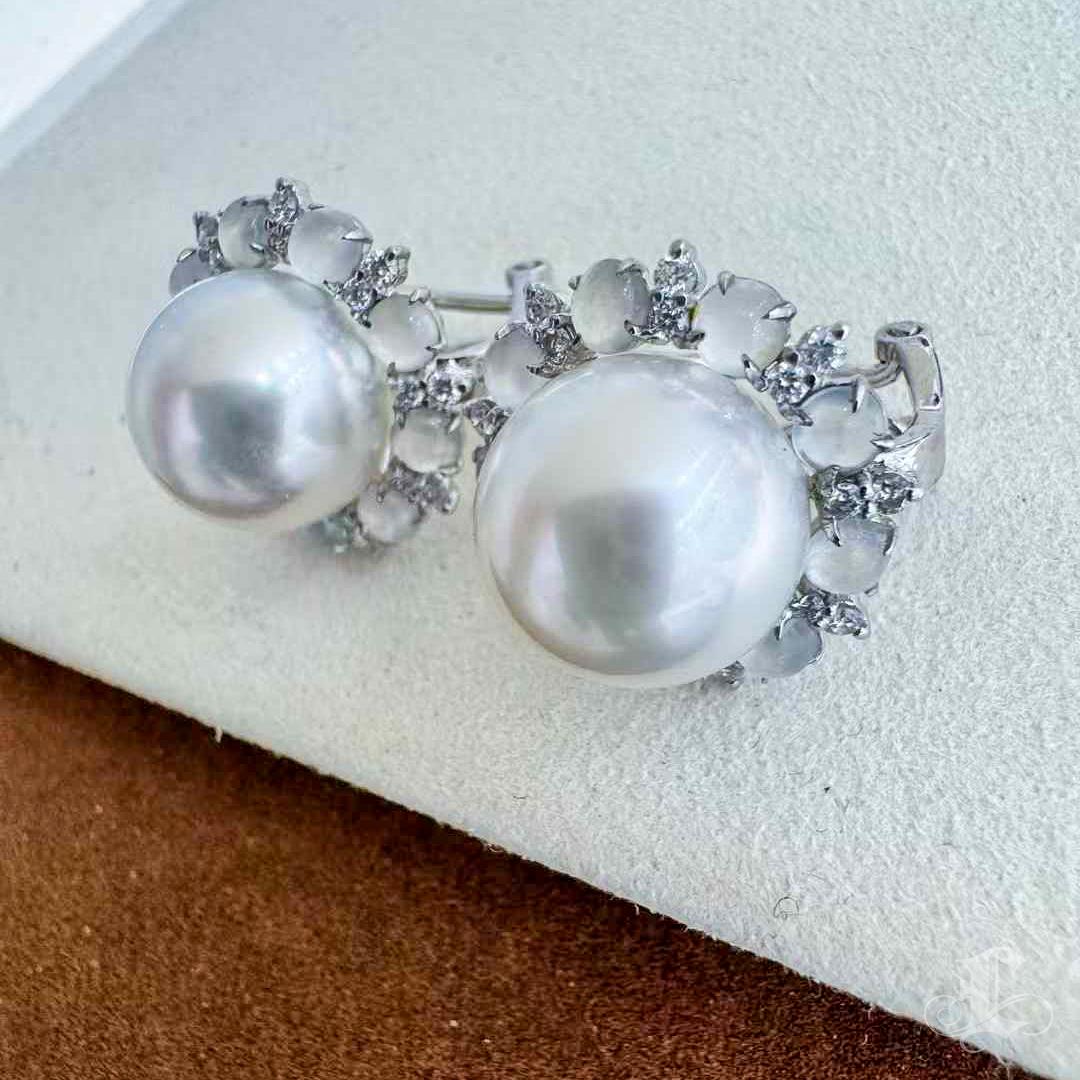【Jādora】Icy Bloom White Jadeite & South Sea Pearl Earrings In New Condition For Sale In New York, NY
