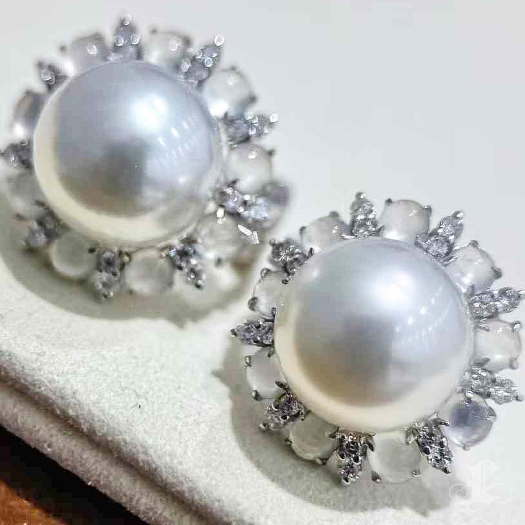 【Jādora】Icy Bloom White Jadeite & South Sea Pearl Earrings For Sale 2
