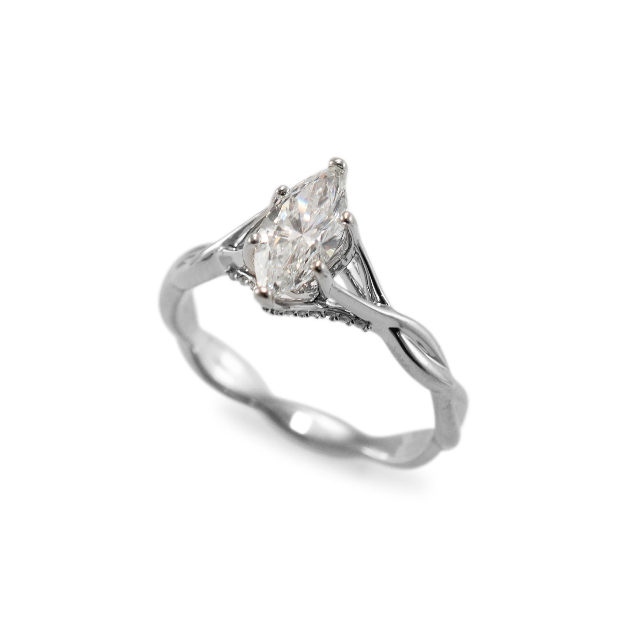 Genre : Dames 

Type de métal : Or blanc 18K

Taille de la bague : 9 

Largeur : 2,75 mm

Poids : 4,29 grammes

Bague de fiançailles à halo caché en or blanc 18 carats pour dames, avec une tige tressée/torsadée. Le métal a été testé et il a été