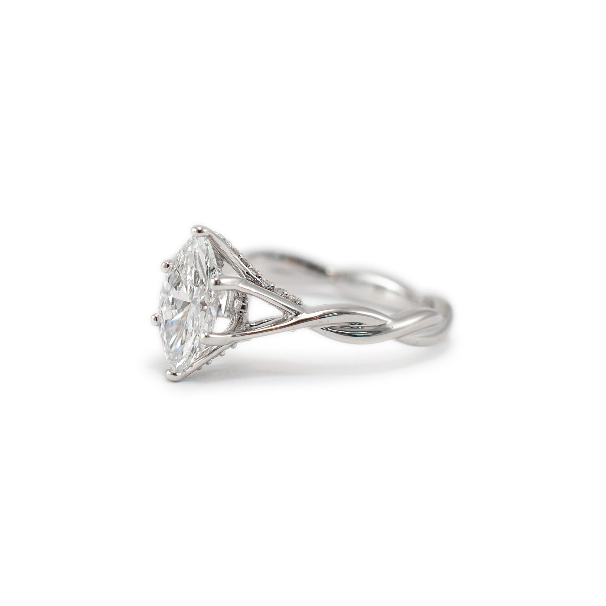 Taille Marquise Bague de fiançailles en or blanc 18K IGI 1.18ct F VS1 Marquise Diamond Crossover Shank en vente