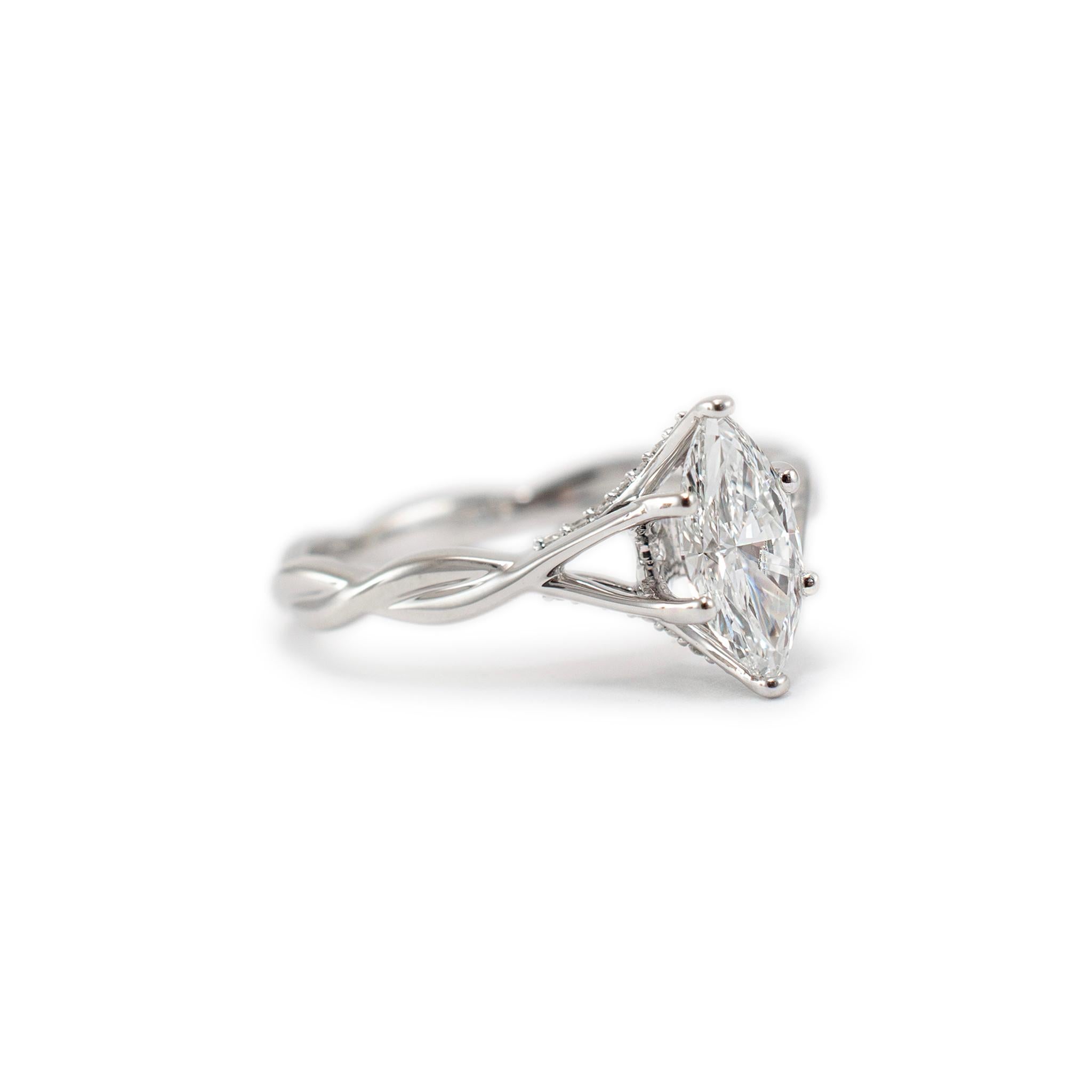 Bague de fiançailles en or blanc 18K IGI 1.18ct F VS1 Marquise Diamond Crossover Shank Excellent état - En vente à Houston, TX