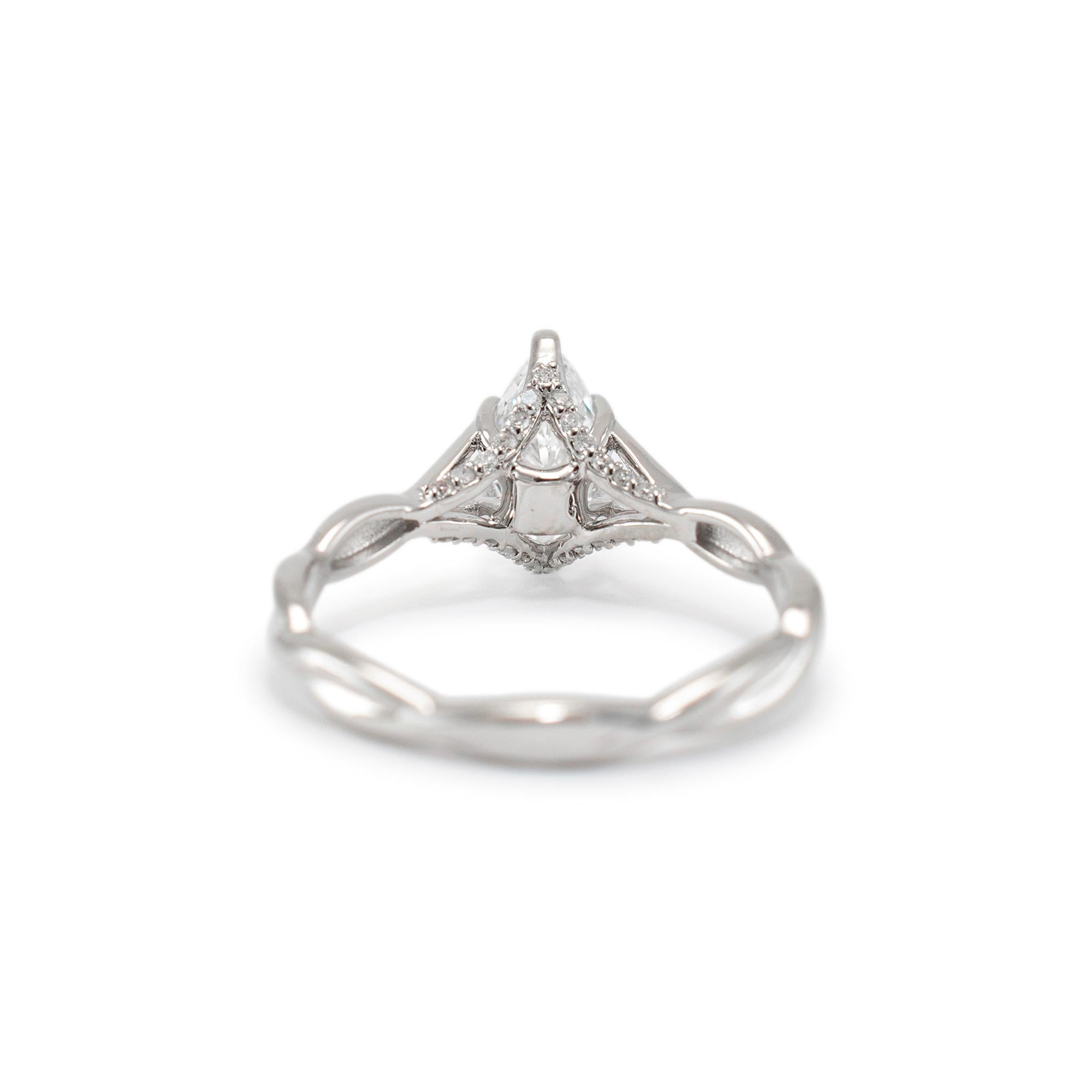 Bague de fiançailles en or blanc 18K IGI 1.18ct F VS1 Marquise Diamond Crossover Shank en vente 1