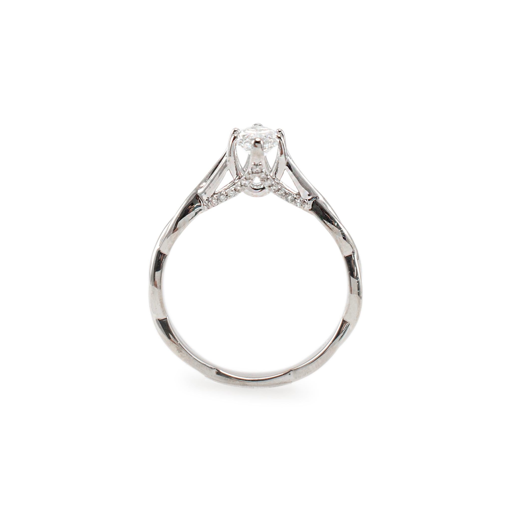 Bague de fiançailles en or blanc 18K IGI 1.18ct F VS1 Marquise Diamond Crossover Shank Pour femmes en vente