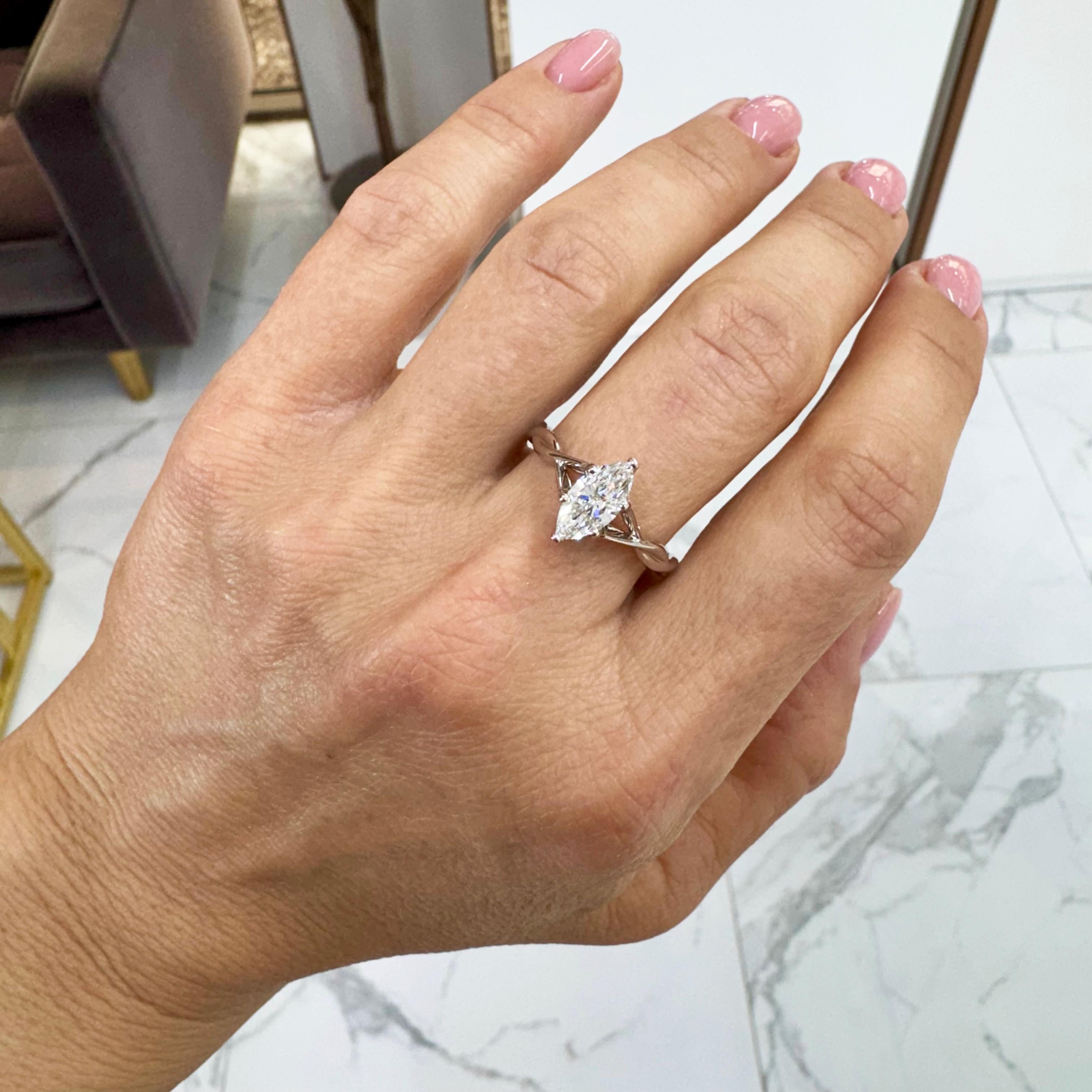 Bague de fiançailles en or blanc 18K IGI 1.18ct F VS1 Marquise Diamond Crossover Shank en vente 3