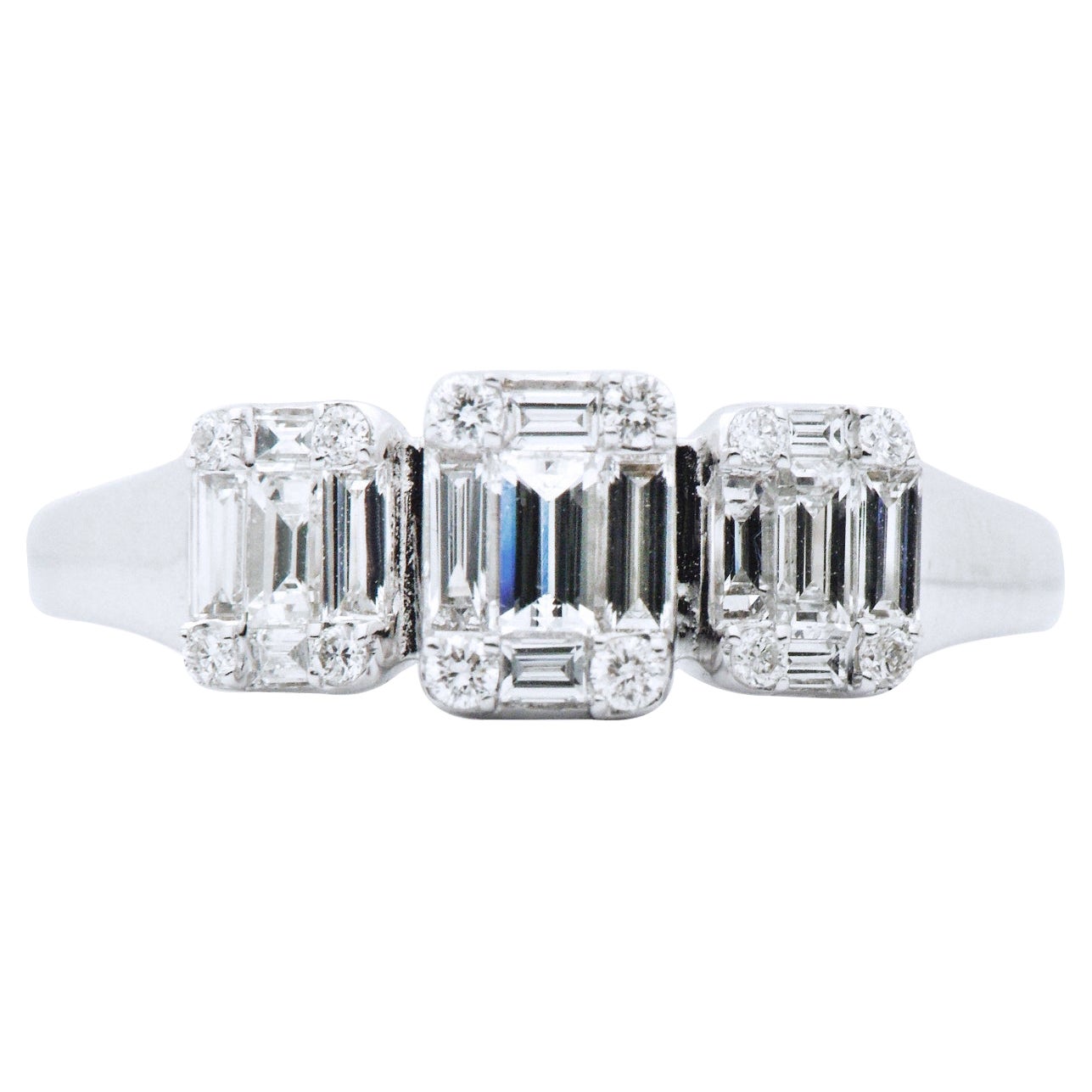 Bague en or blanc 18 carats avec diamant taille émeraude et illusion d'illusion