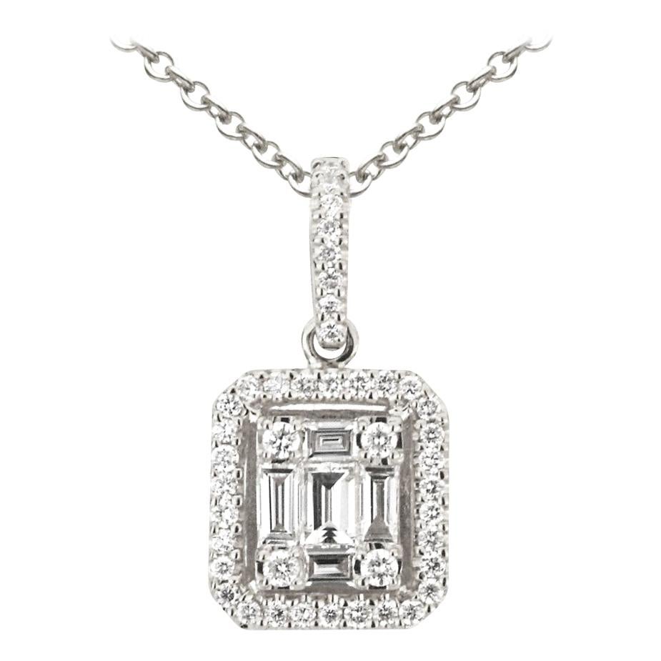 Pendentif en or blanc 18 carats de forme émeraude avec halo de diamants et chaîne