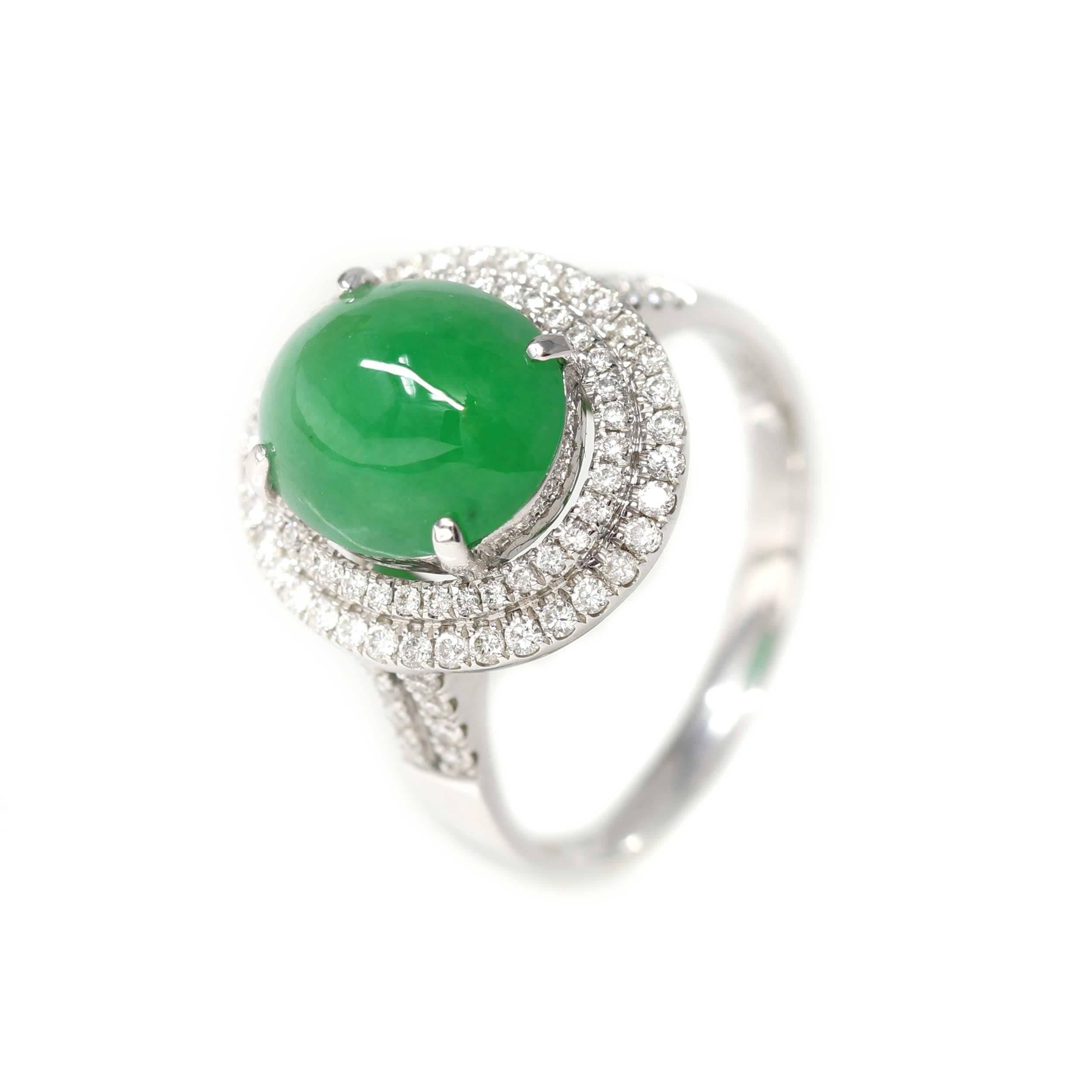 18 Karat Weißgold kaiserlich grüner Jadeit Jade-Ring mit Diamanten (Cabochon) im Angebot