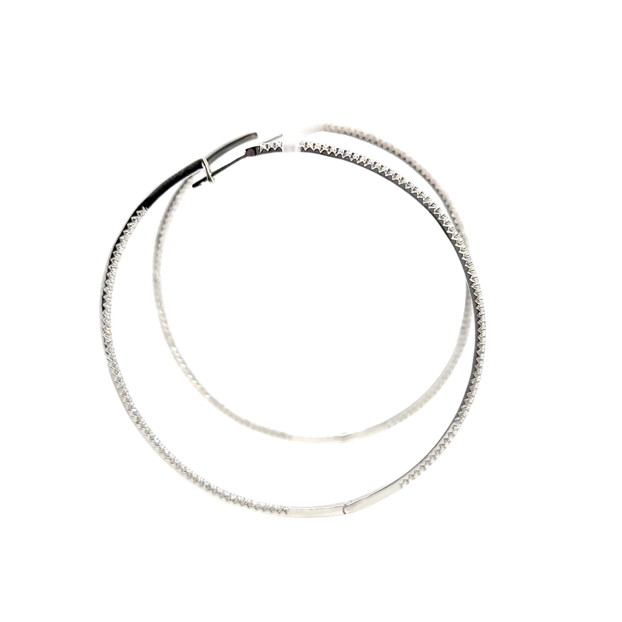 Estos lujosos pendientes de aro están elaborados en oro blanco de 18 quilates y diseñados para maximizar el brillo desde todos los ángulos. Con un impresionante diámetro de 5 cm, cada aro está engastado con una hilera continua de 248 diamantes de