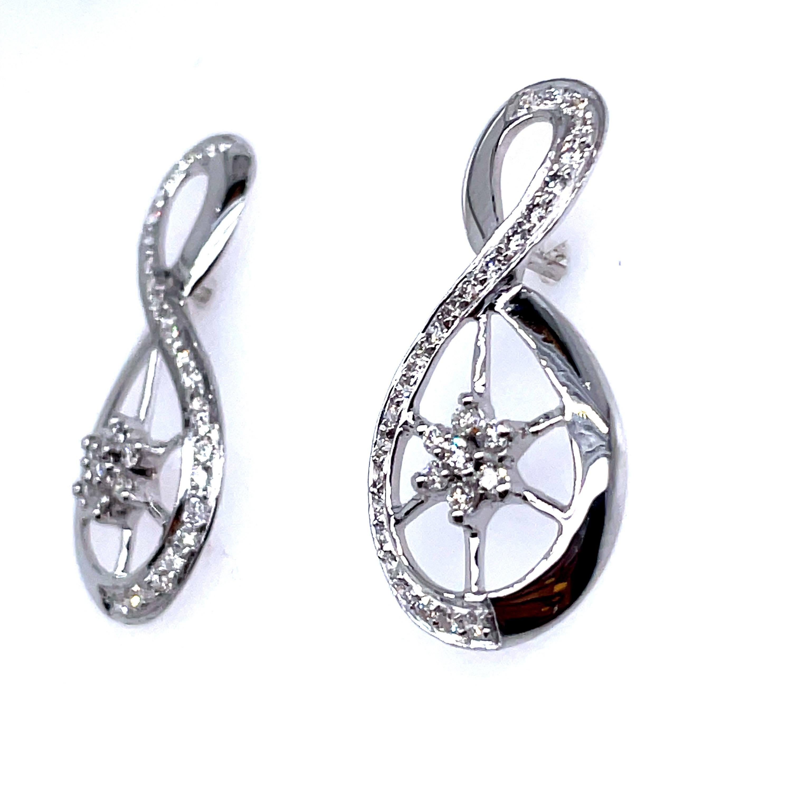18k White Gold Infinity Diamond Earrings In New Condition For Sale In Hong Kong, HK