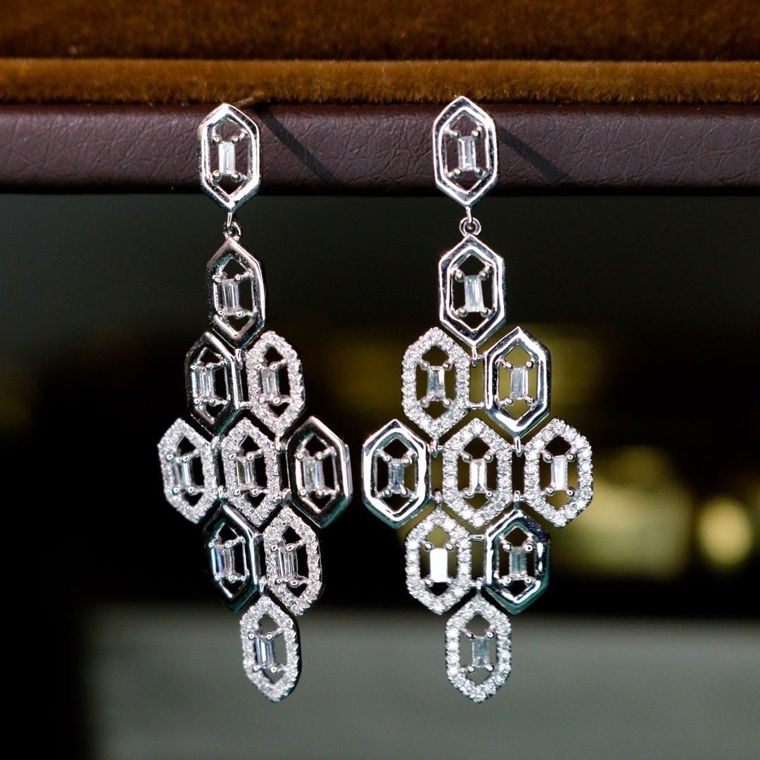 18 Karat Weißgold Intarsien mit Diamanten Damen-Ohrringe Diamanten 0,60 Karat / Paar (Brillantschliff) im Angebot