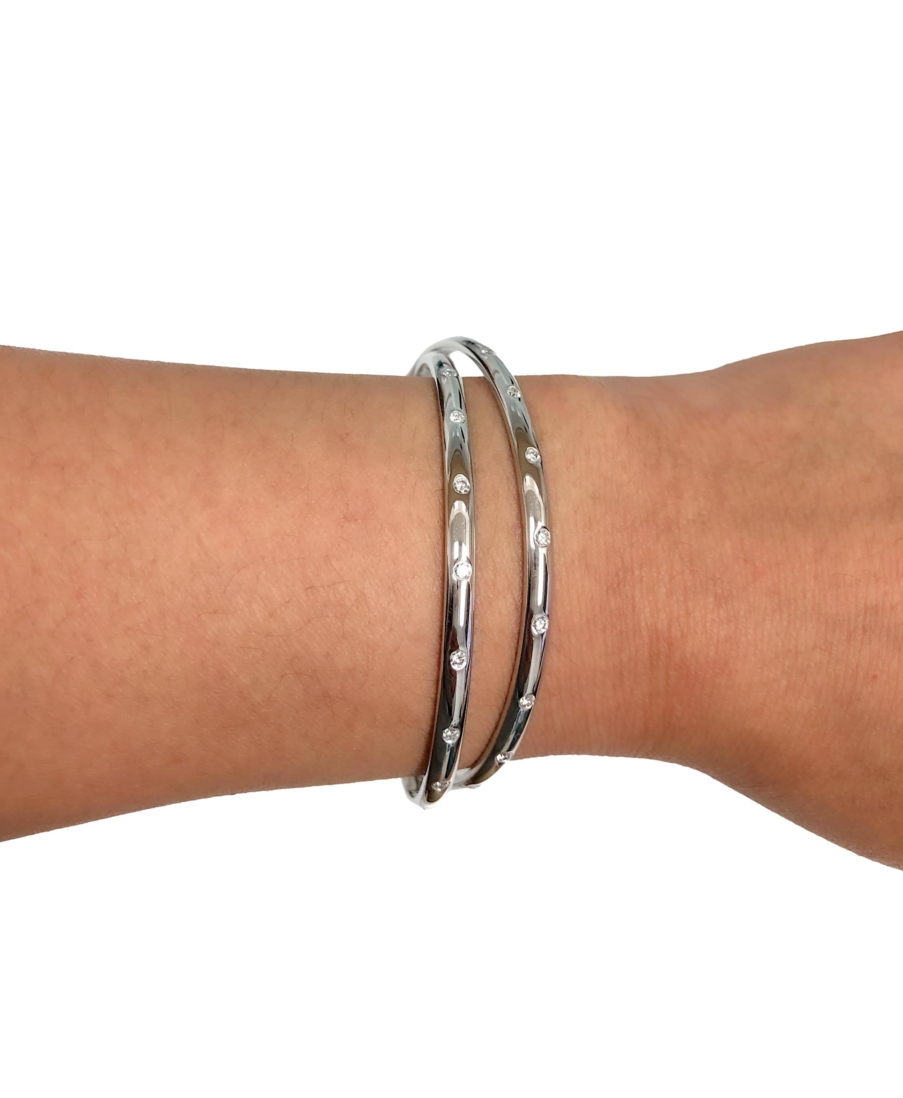 Bracelet jonc en or blanc 18 carats et diamants 1,20 carat entrecroisés en vente 1