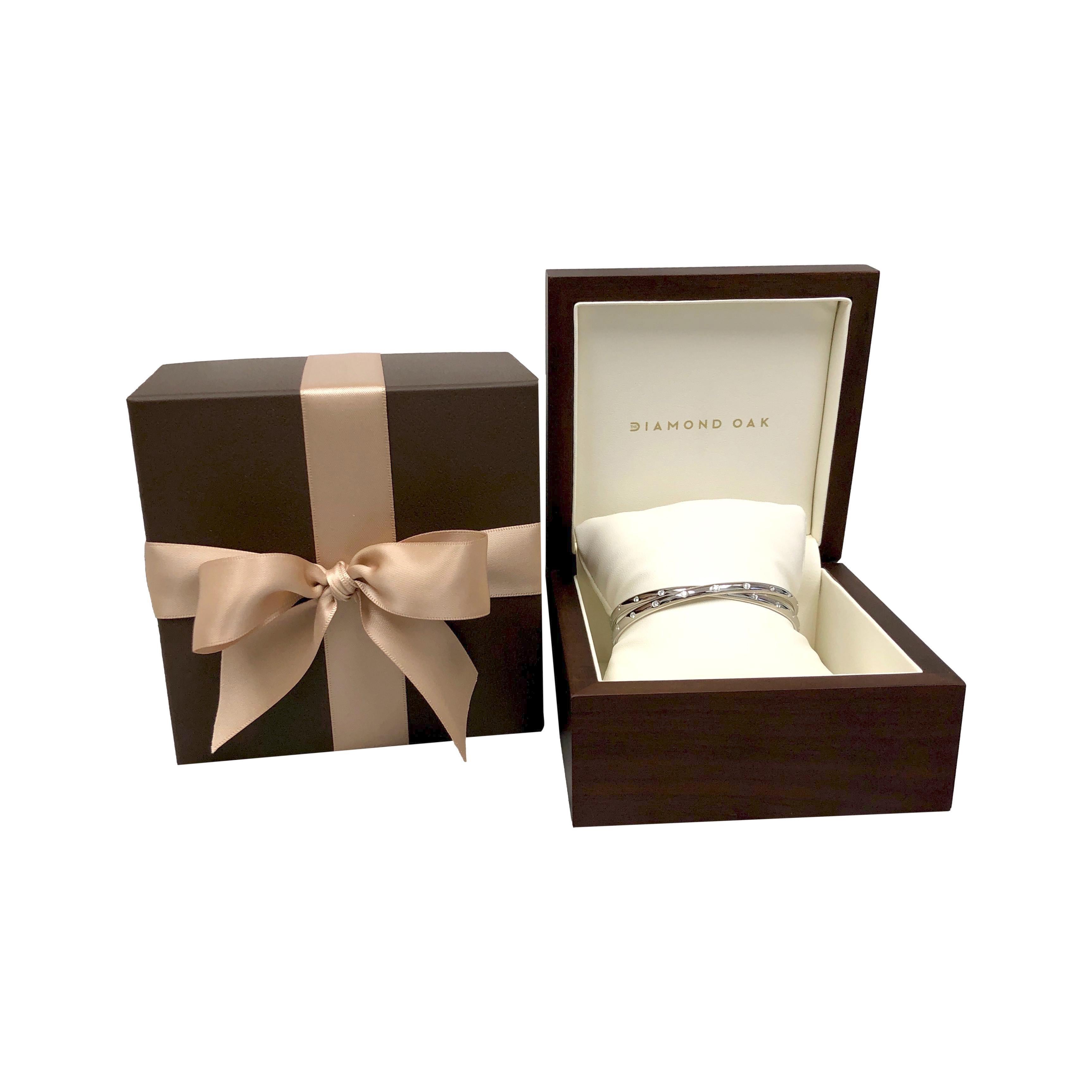 18K White Gold Interlocking 1.20ct Diamond Bangle Bracelet For Sale 2