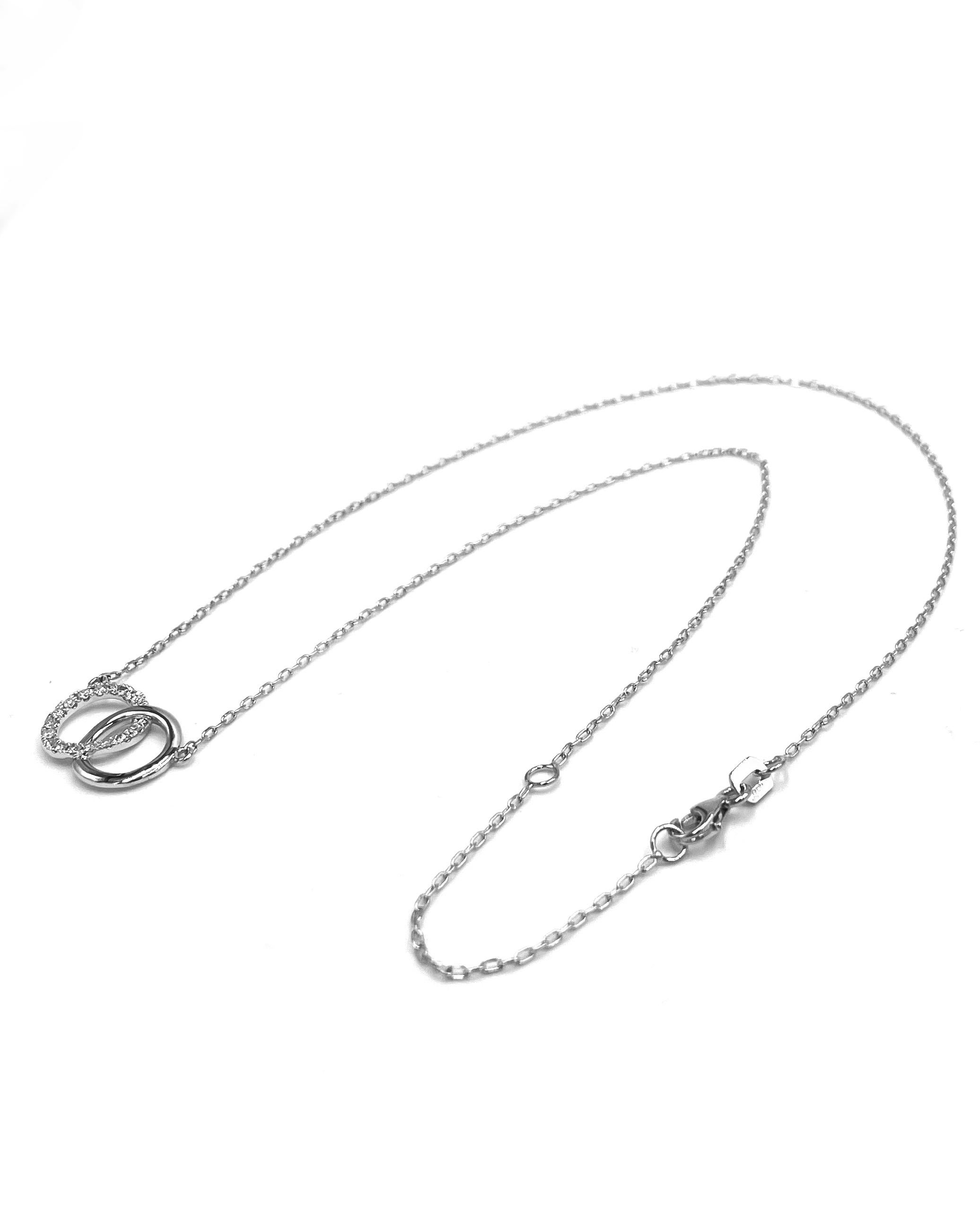 Collana a cerchi intrecciati in oro bianco 18 carati con diamanti rotondi a taglio brillante per un peso totale di 0,16 carati.

* I diamanti hanno un colore G e una purezza VS2/SI1.
* Il ciondolo a forma di cerchio intrecciato misura 16,3 mm X 10,8
