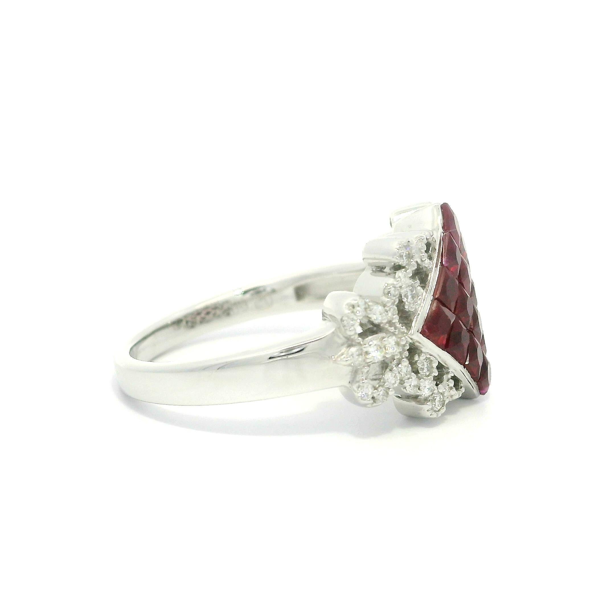 Anello a fascia larga con rubini e diamanti incastonati in oro bianco 18k Invisible Mystery Set in vendita 1