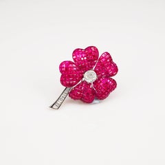 Broche fleur invisible en or blanc 18 carats avec rubis et rubis