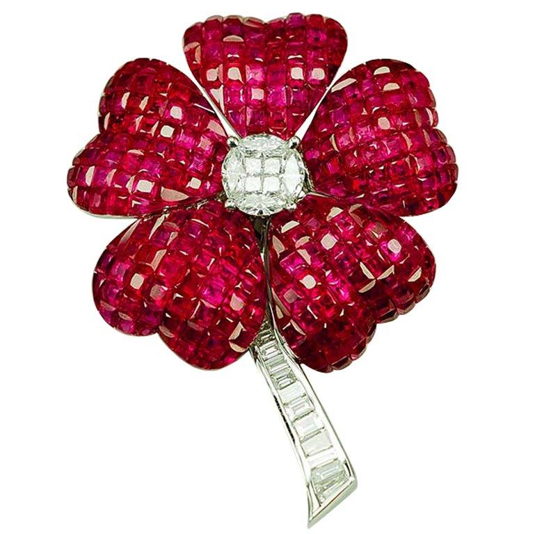 Broche Flor de Rubí invisible de oro blanco de 18 quilates