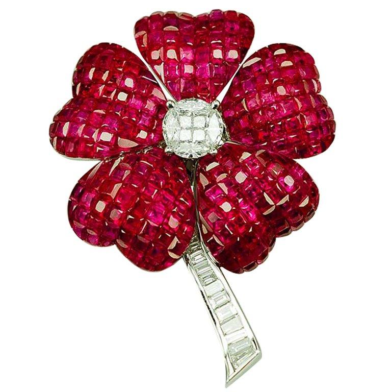 Broche fleur invisible en or blanc 18 carats avec rubis et rubis en vente