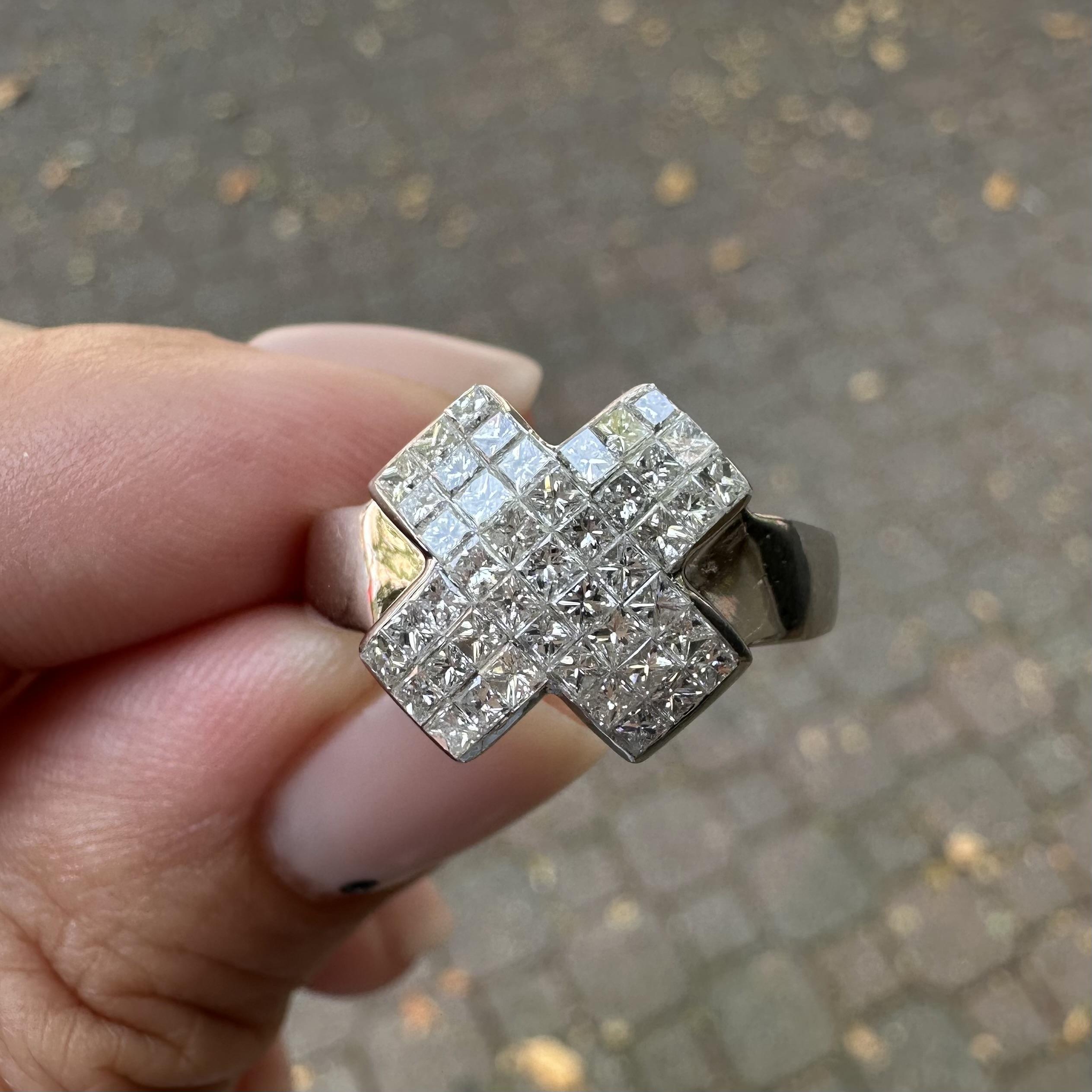 -Stein(e): -
(Zahlreiche) Natürliche Echte Diamanten - Runder Brillantschliff - Unsichtbare Fassung - Farbe - 1,50ctw (ca.)

MATERIAL: Massives 18k Weißgold
Gesamtgewicht:  7,29 Gramm
Gesamtbreite: 12,70 mm (0,50
