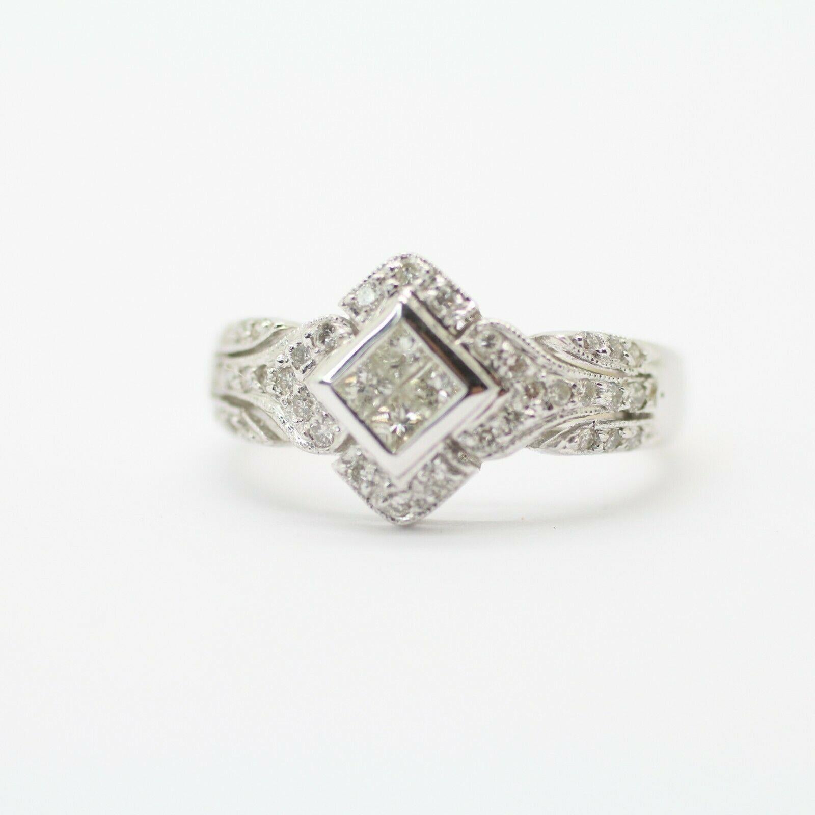 Anillo de diamantes talla princesa en engaste invisible de oro blanco de 18k Moderno