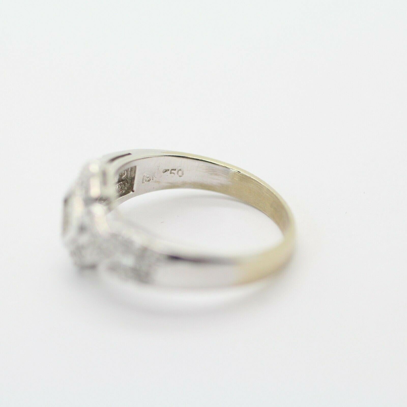 Anillo de diamantes talla princesa en engaste invisible de oro blanco de 18k Corte princesa