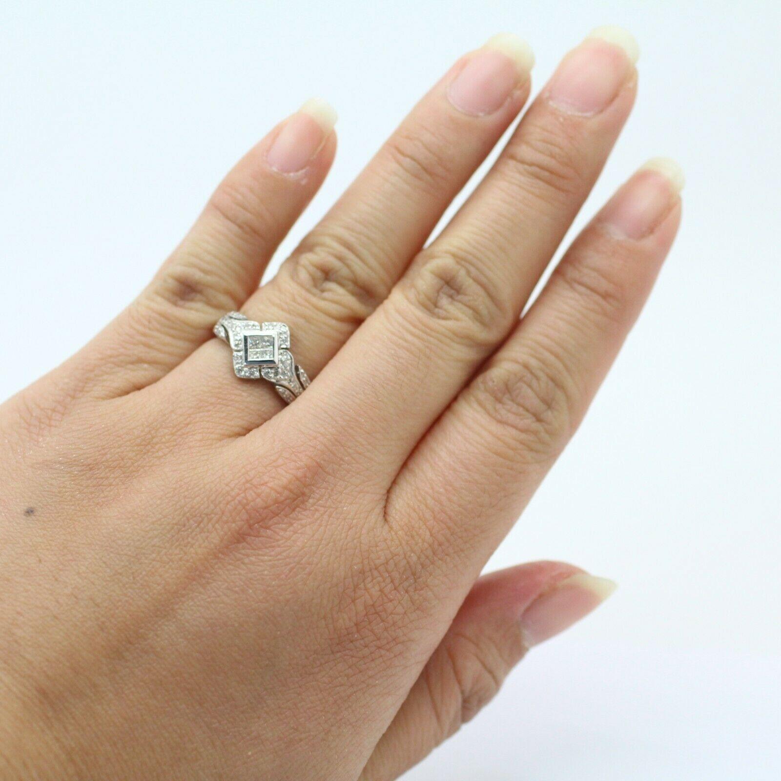 Anillo de diamantes talla princesa en engaste invisible de oro blanco de 18k en Excelente Estado en Los Angeles, CA