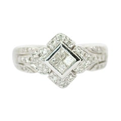 Anillo de diamantes talla princesa en engaste invisible de oro blanco de 18k