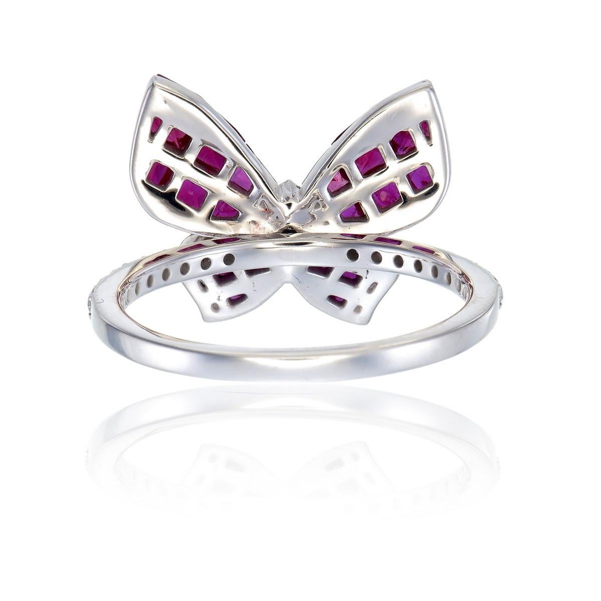 Art déco Bague papillon en or blanc 18 carats sertie invisible de rubis et de diamants en vente
