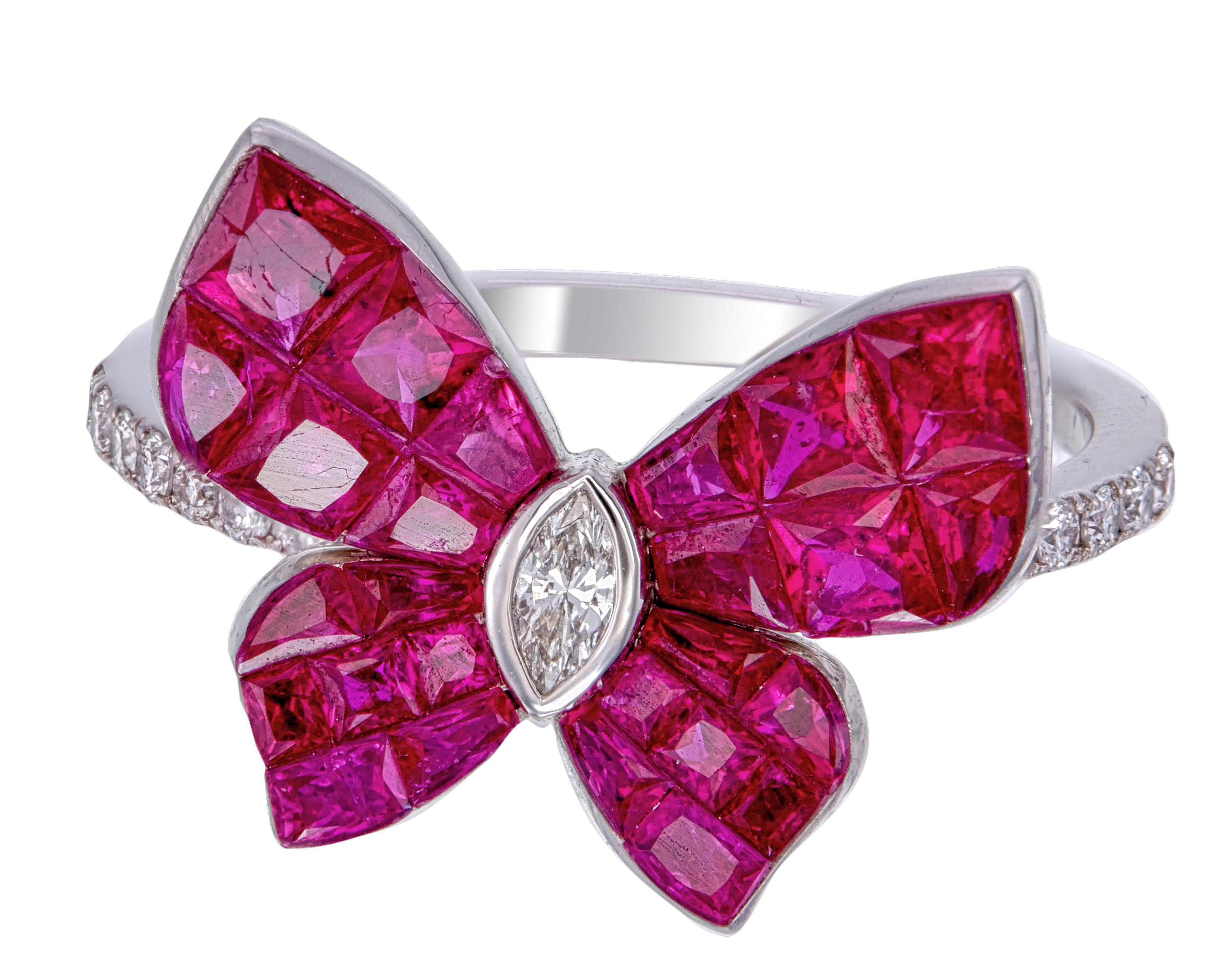 Bague papillon en or blanc 18 carats sertie invisible de rubis et de diamants en vente 1
