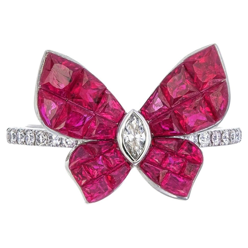 Bague papillon en or blanc 18 carats sertie invisible de rubis et de diamants en vente