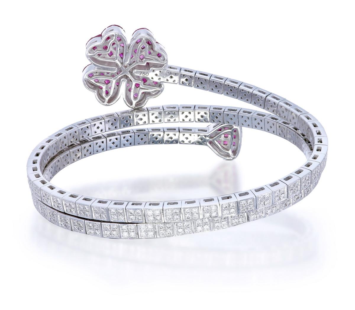 Art déco Bracelet à ressort floral en or blanc 18 carats avec rubis et diamants sertis invisibles en vente