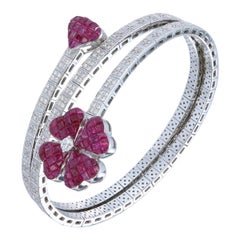 Brazalete Primavera Floral de Rubíes y Diamantes engaste invisible de oro blanco de 18 quilates