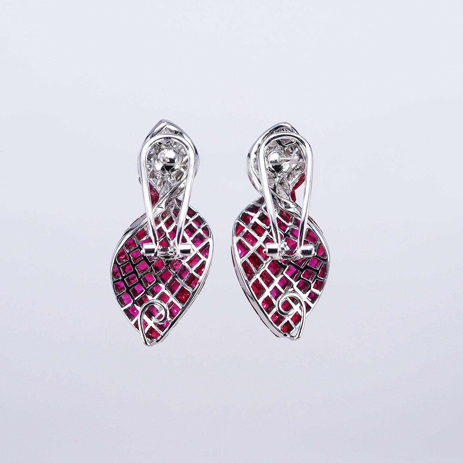 Moderne Boucles d'oreilles rubis en or blanc 18 carats en spirale invisible en vente
