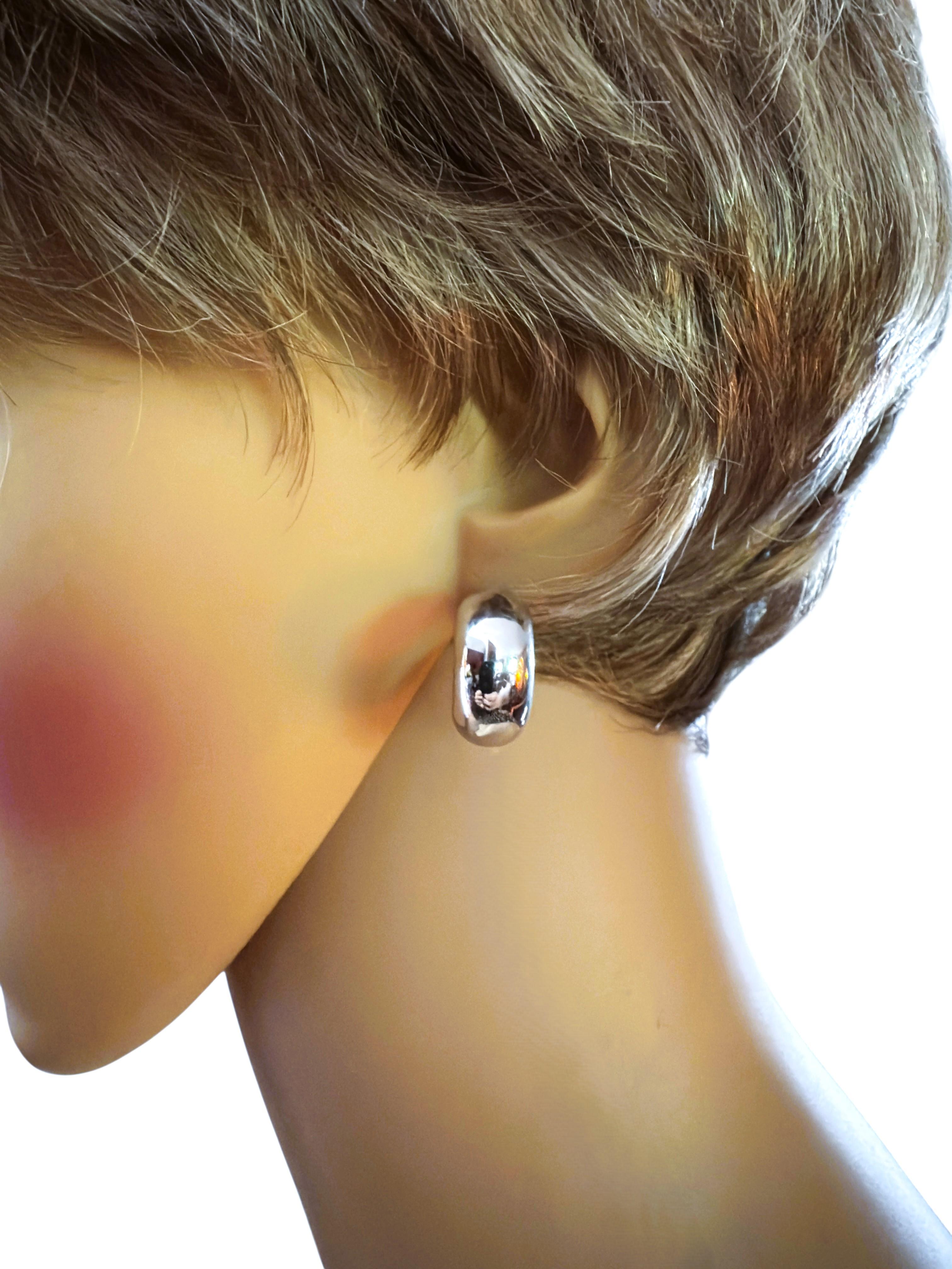 Orecchini a lobo in oro bianco 18K Made in Italy 19 mm Chiusura a scatto in vendita 4