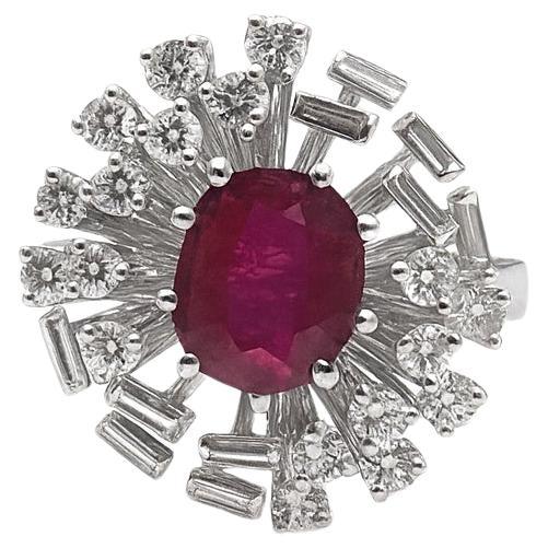 italienischer Rubinring aus 18 Karat Weißgold mit Diamant-Akzenten