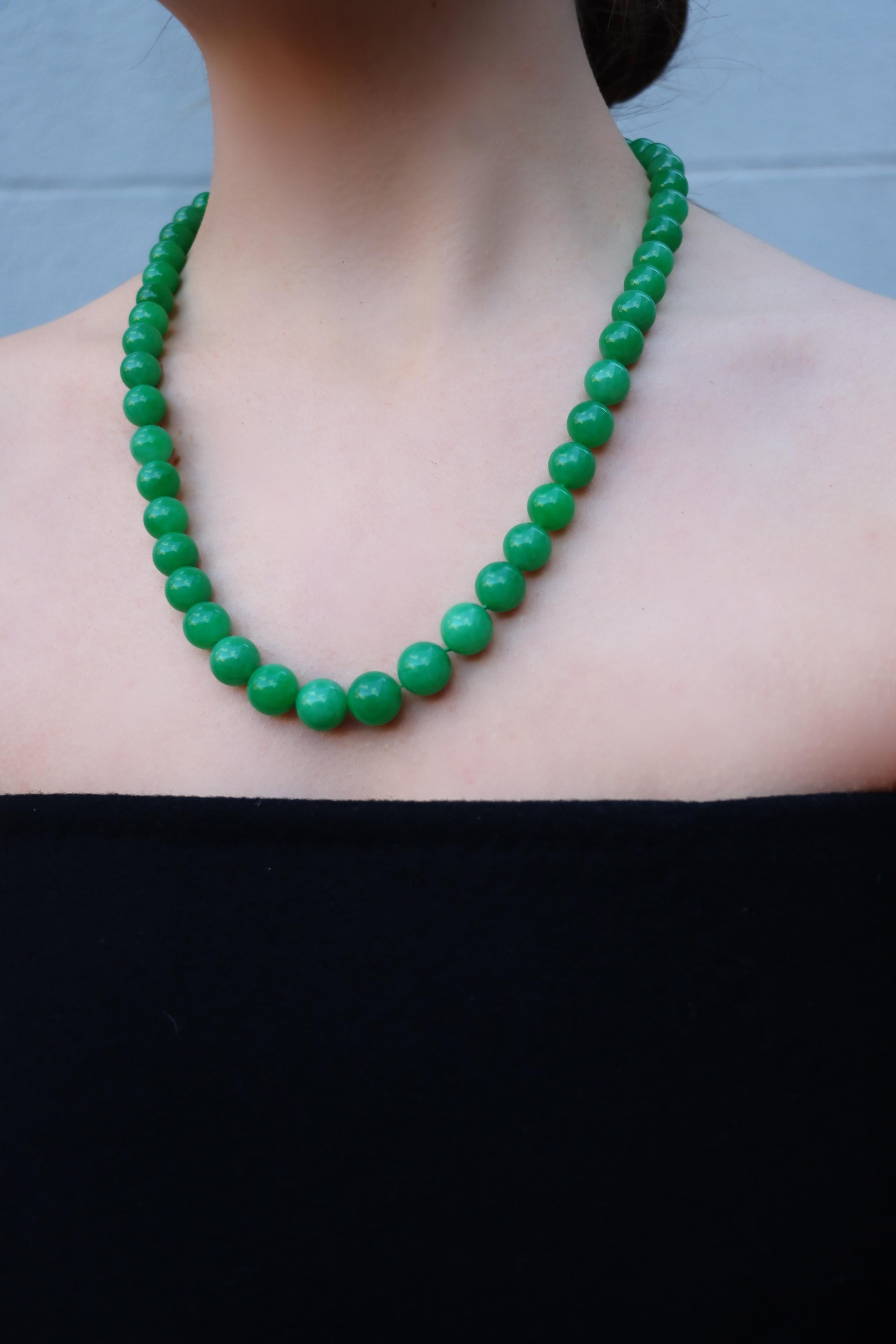Collana di perle di giadeite in oro bianco 18K In condizioni buone in vendita a Flushing, NY