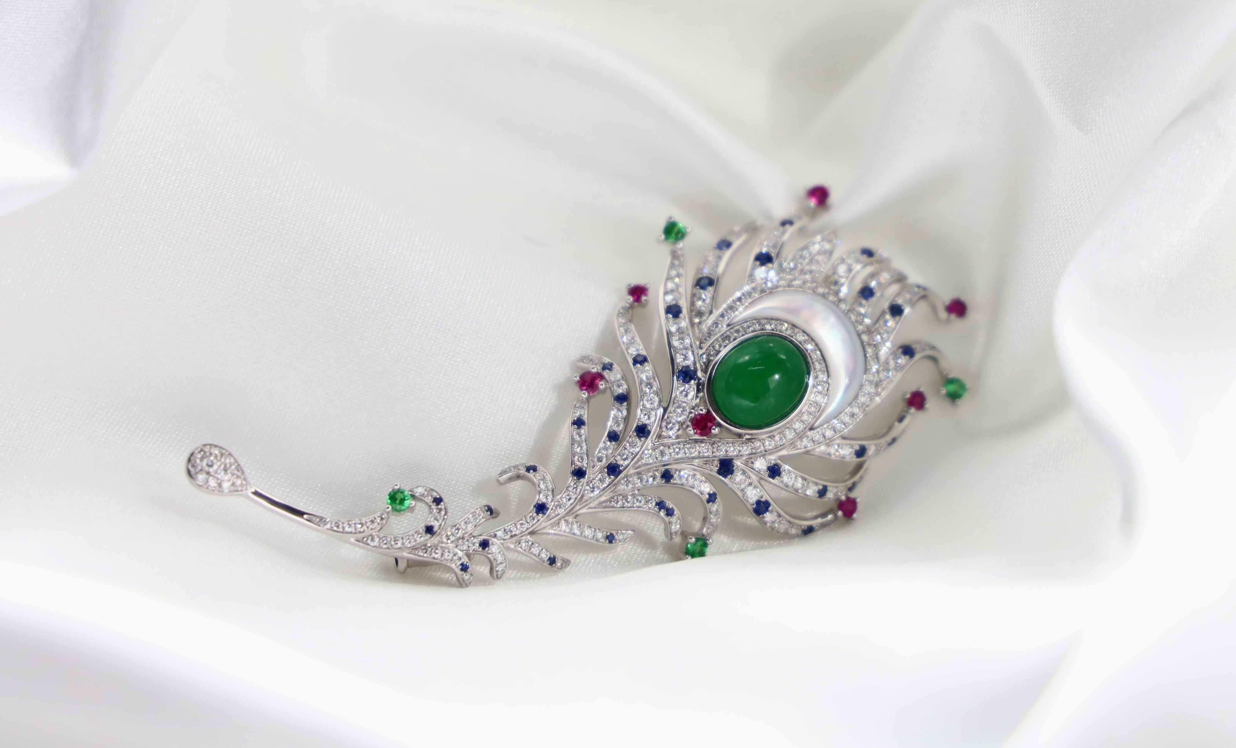 Moderno Spilla/pendente in giadeite e zaffiri in oro bianco 18 carati con diamanti in vendita