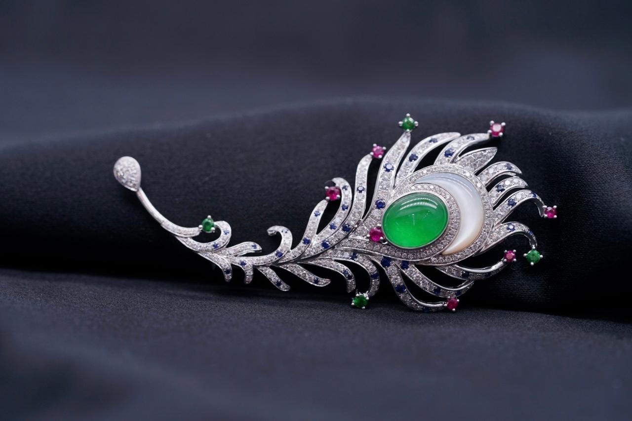 Brosche/Anhänger aus 18 Karat Weißgold Jadeit & Saphir mit Diamanten im Angebot 2