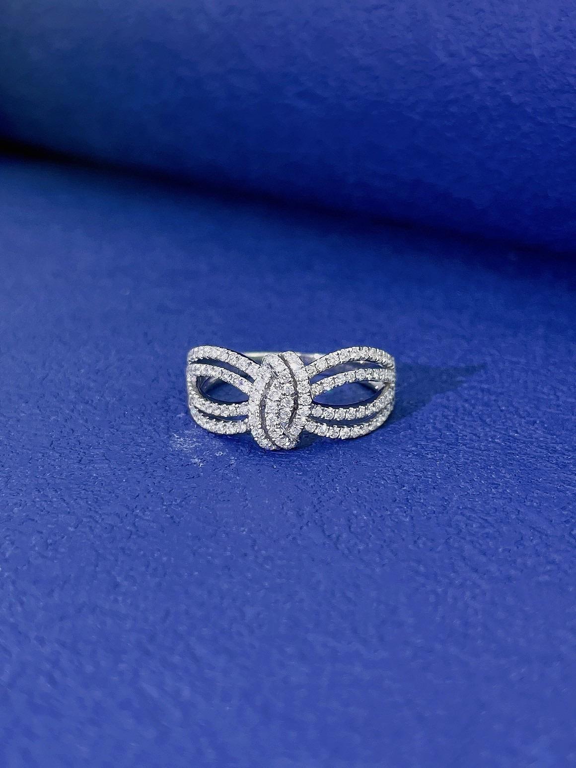 Round Cut 18K White Gold Knot Hollow Band Ring with Natural Diamonds For Sale