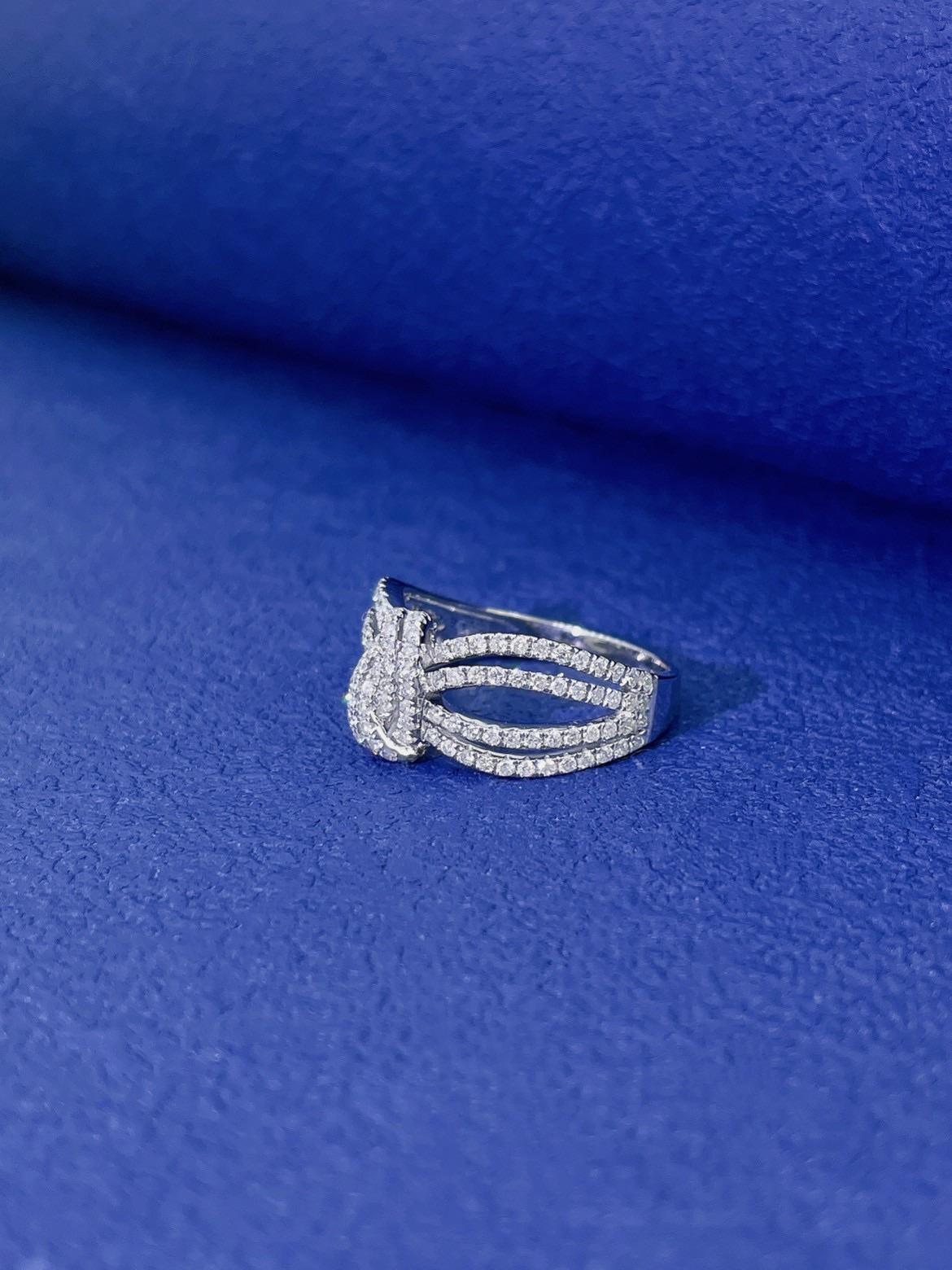 18K White Gold Knot Hollow Band Ring with Natural Diamonds In New Condition For Sale In Hong Kong, HK